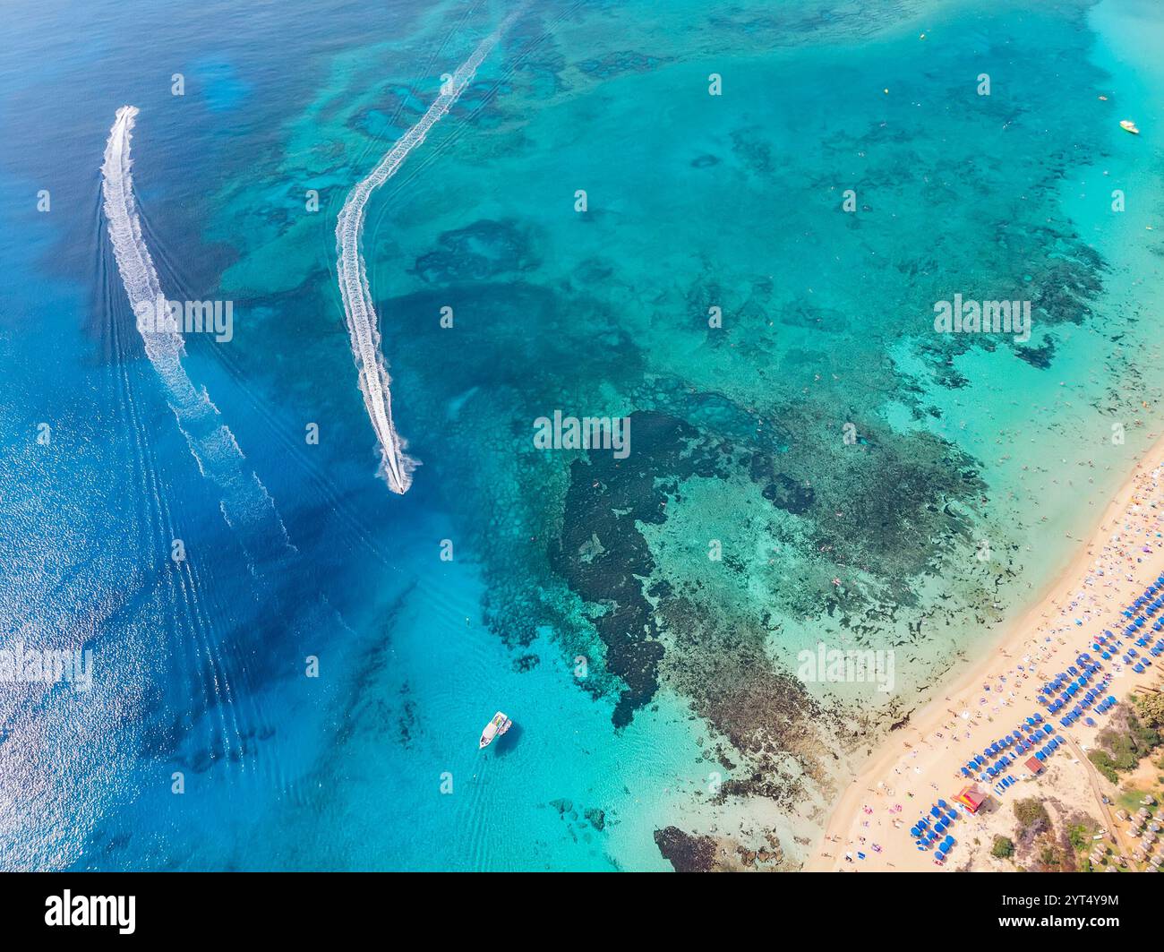Chypre beau littoral, mer Méditerranée de couleur turquoise. vue de dessus, vue aérienne. les vélos d'eau roulent sur l'eau cristalline près de la plage avec u Banque D'Images