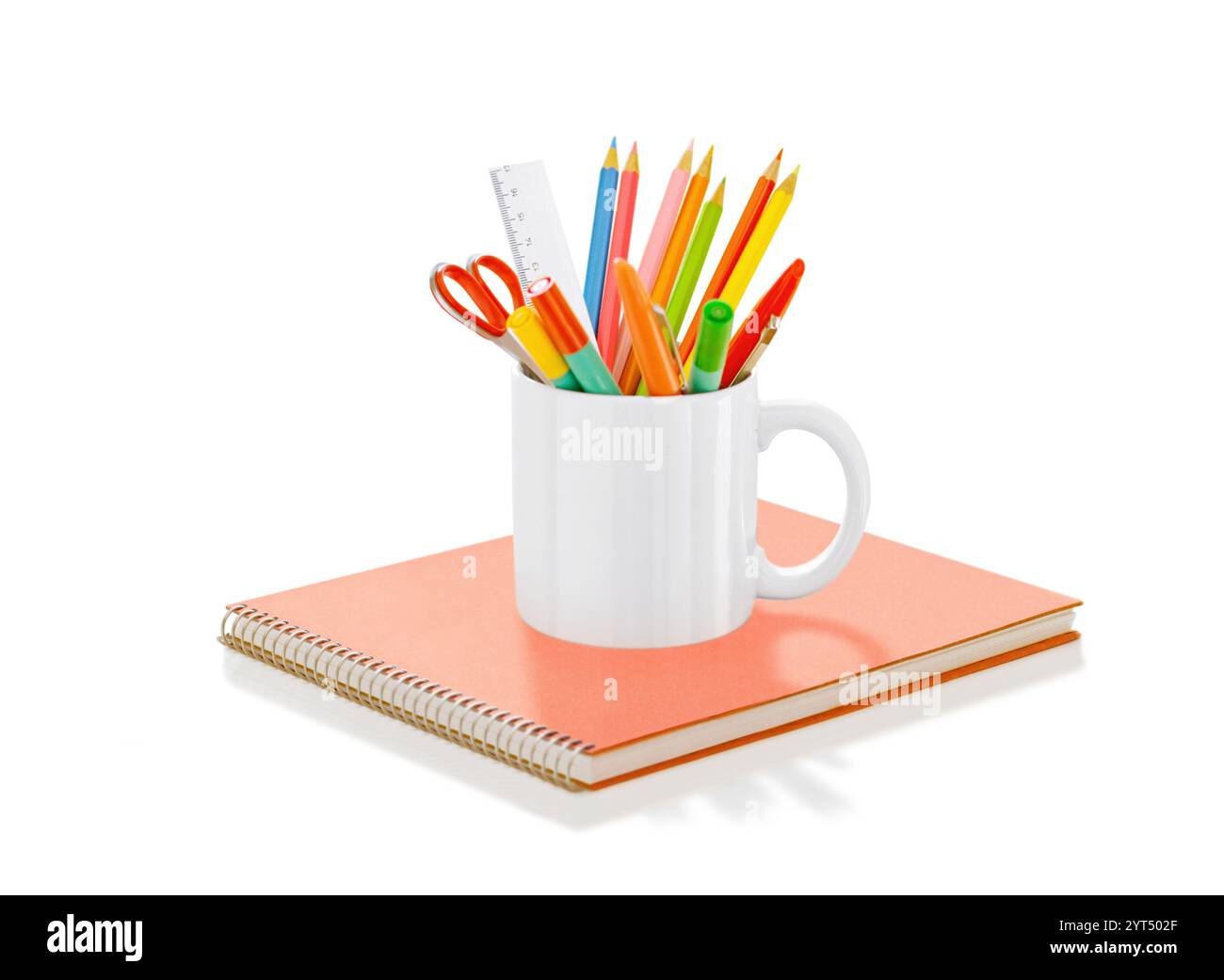 Crayons de couleur et carnet de croquis dans la tasse Banque D'Images