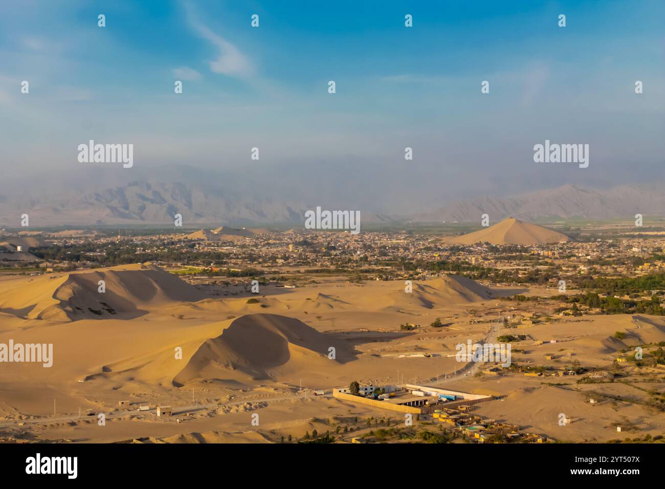 Oasis Huacachina dans le désert du Pérou. Paysages d'Amérique du Sud. Dunes de sable dans le désert. Palmiers parmi le sable blanc dans la ville d'ICA, Pérou Banque D'Images