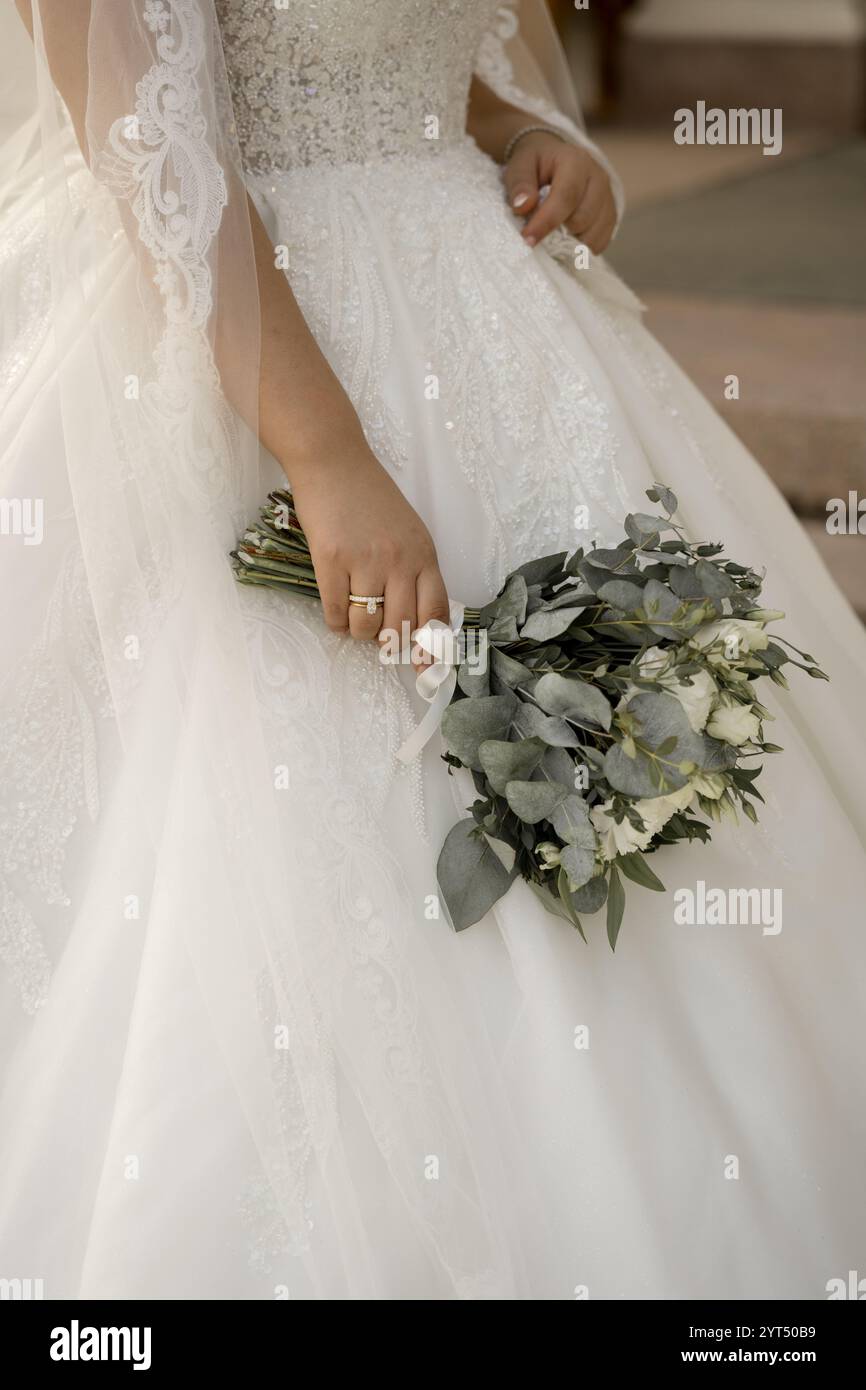 Mariée tenant un bouquet élégant et portant une bague en diamant Banque D'Images