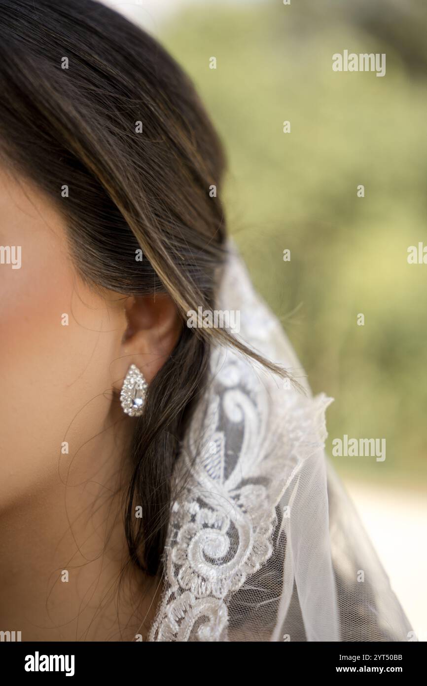 Mariée avec voile en dentelle et boucle d'oreille en cristal Banque D'Images