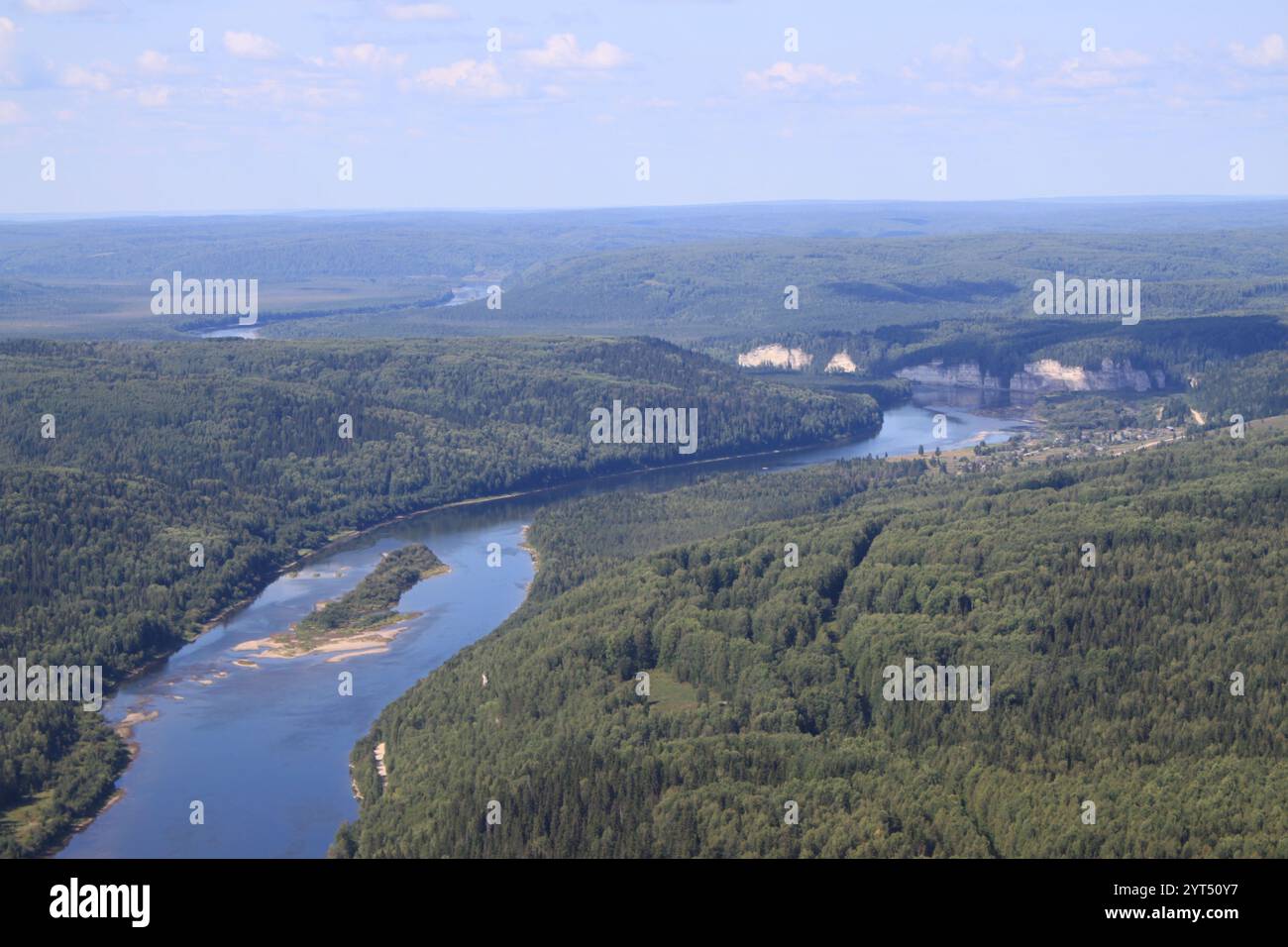 Une rivière coule à travers une zone forestière rurale Banque D'Images