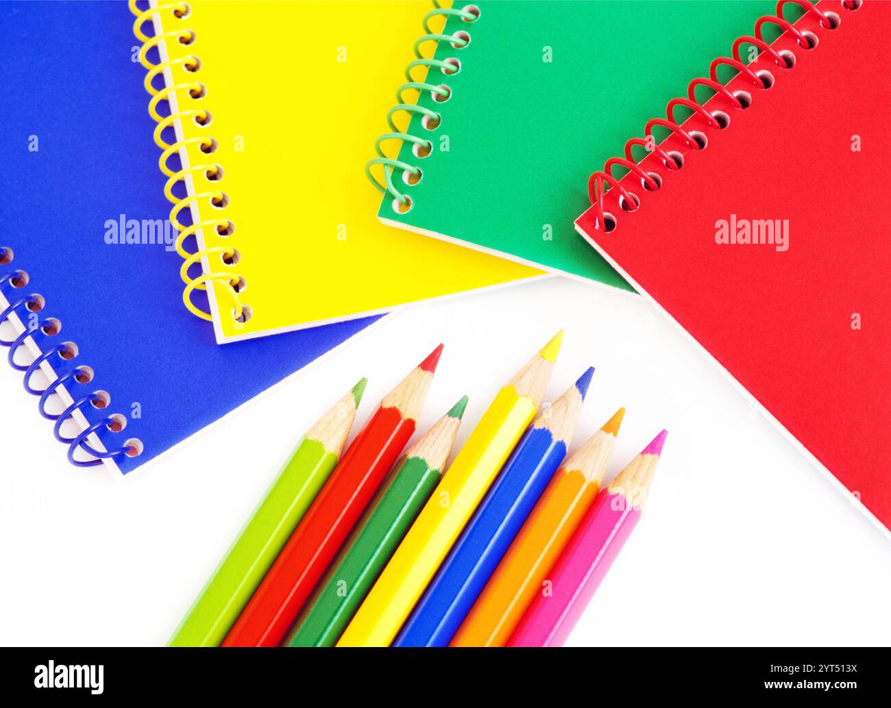 Crayons de couleur et carnet de croquis Banque D'Images