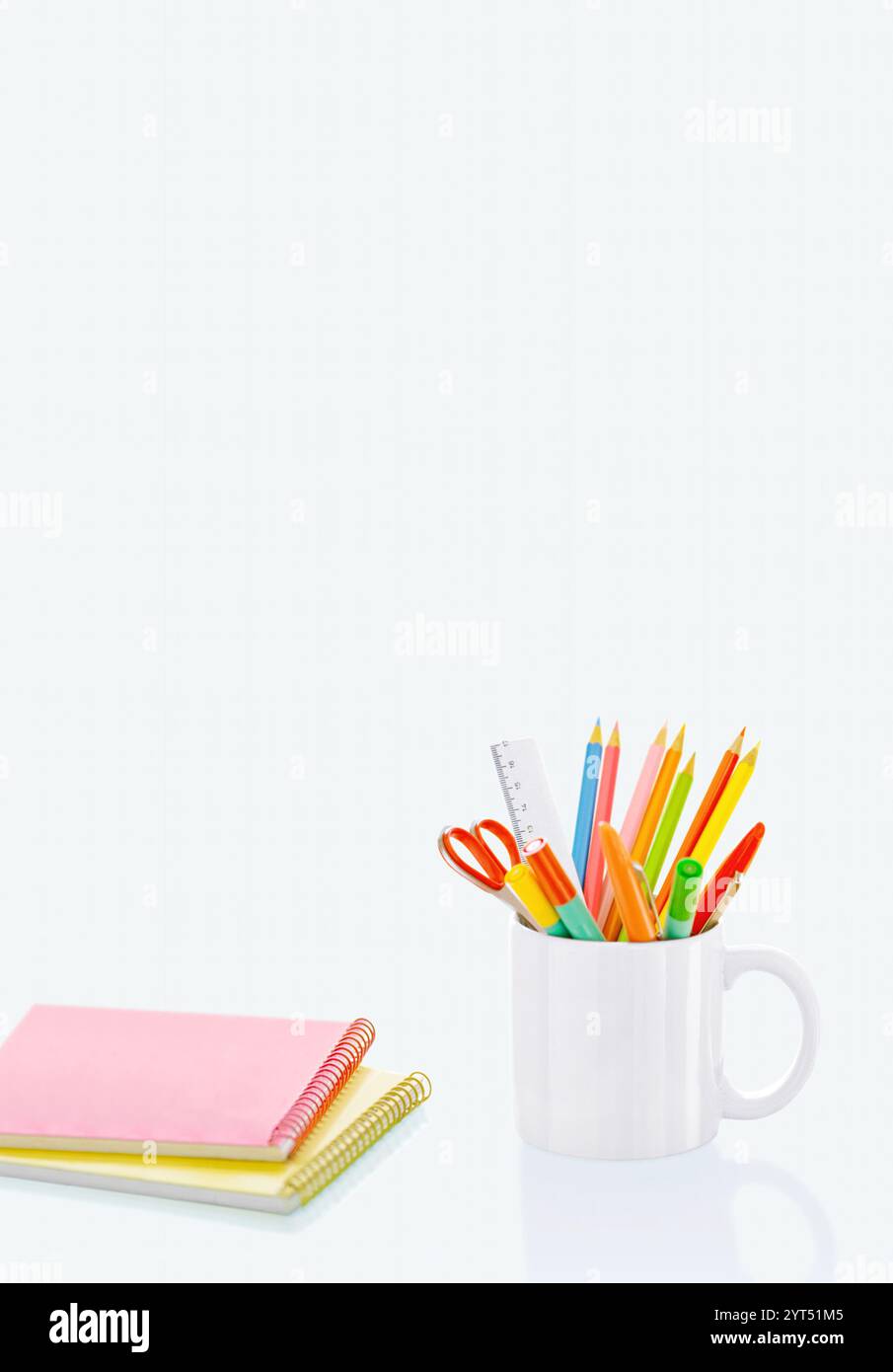 Crayons de couleur et carnet de croquis Banque D'Images