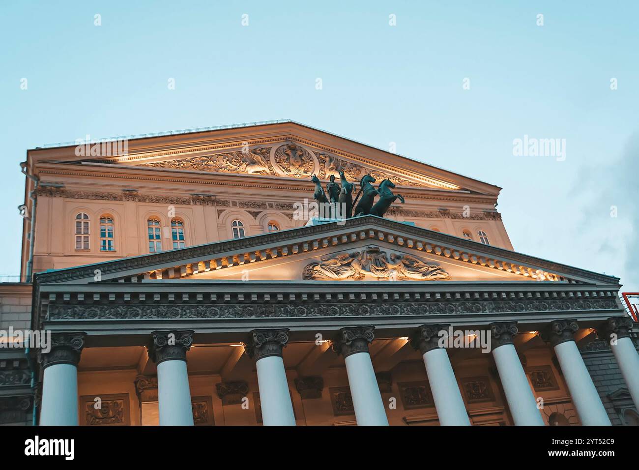 Gros plan de la partie supérieure d'un bâtiment du Théâtre Bolchoï. Grand théâtre à Moscou. Illumination d'un char avec quatre chevaux et Apollon au ciel du soir b Banque D'Images
