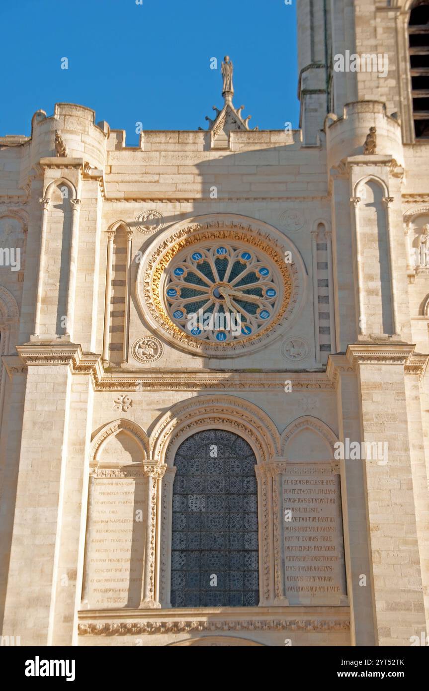 Horloge et vitraux, Rose-fenêtre, la Basilique-Cathédrale de St Denis, St Denis, Paris, France - vitraux magnifiquement colorés, donnant beaucoup o Banque D'Images