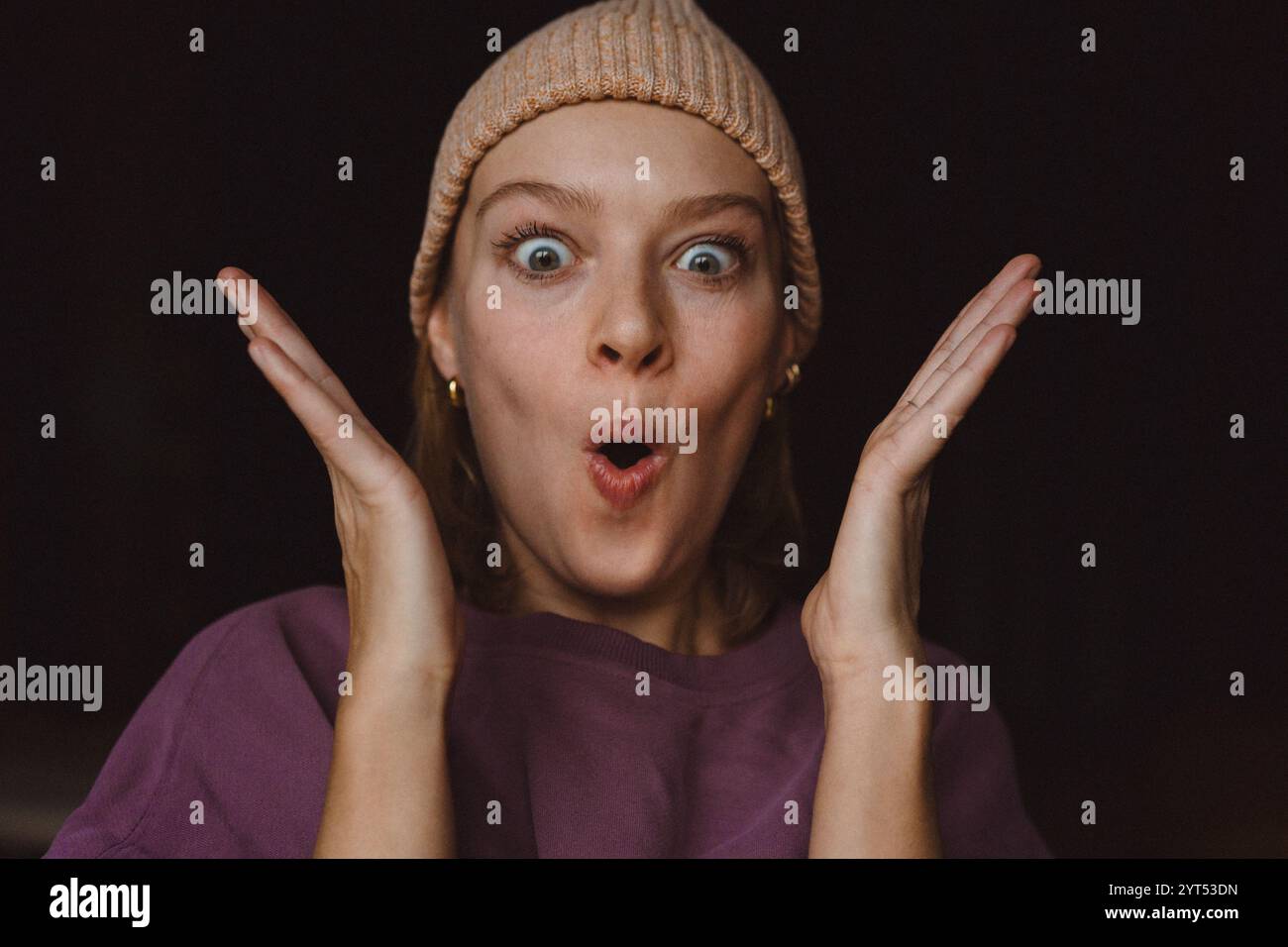 Portrait de personnage émotionnel, jeune femme élégante dans une casquette, gros plan Banque D'Images