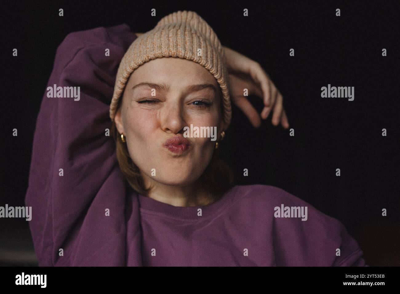 Portrait de personnage émotionnel, jeune femme élégante dans une casquette, gros plan Banque D'Images