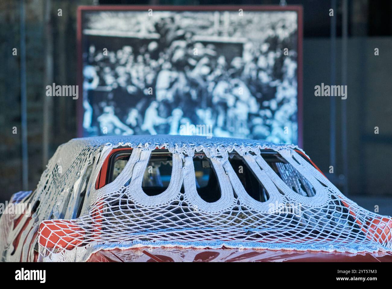 Œuvre d’art Sociomobile de l’artiste écossais Jasleen Kaur. La pièce, mettant en vedette une Red Ford Mk3 Escort Cabriolet XR3i et crocheté Doily par Rachel Mills, était Banque D'Images