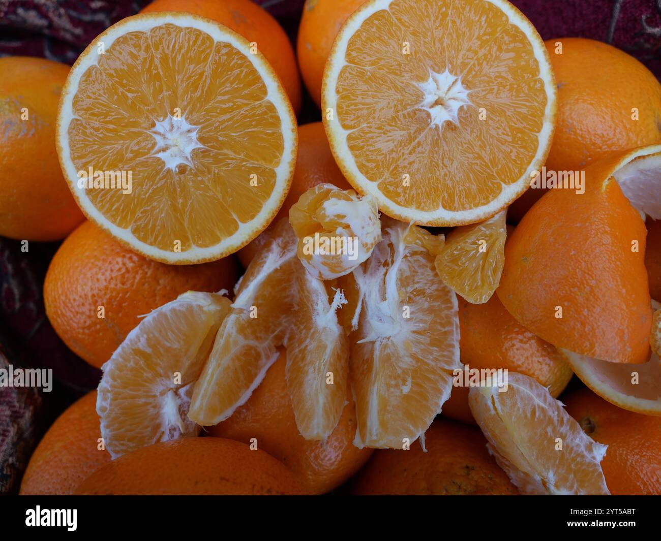 Les oranges, pelées et coupées en quartiers, fraîches et juteuses, ont de belles textures dans la chair. Parfait pour une alimentation saine. et une présentation esthétique des fruits. Banque D'Images