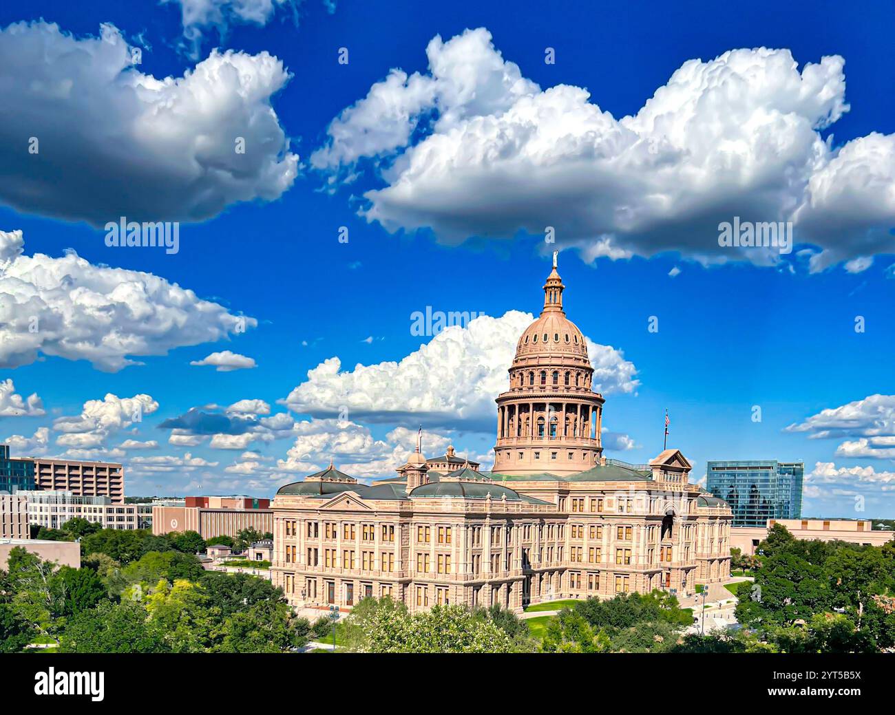 Texas State Capitol Building avec les collines ondulantes en arrière-plan. Journée lumineuse et ensoleillée avec des nuages moelleux blancs. - Image de stock capturée avec un smartphone