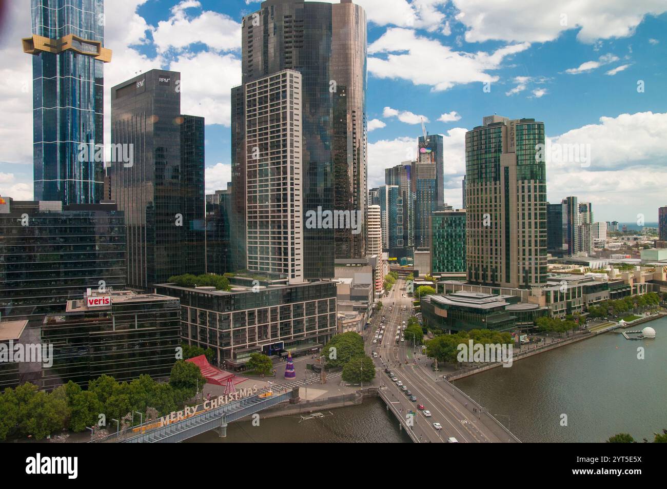 vue panoramique du centre-ville sur le fleuve Yarra en direction de Southbank, Melbourne, Australie Banque D'Images