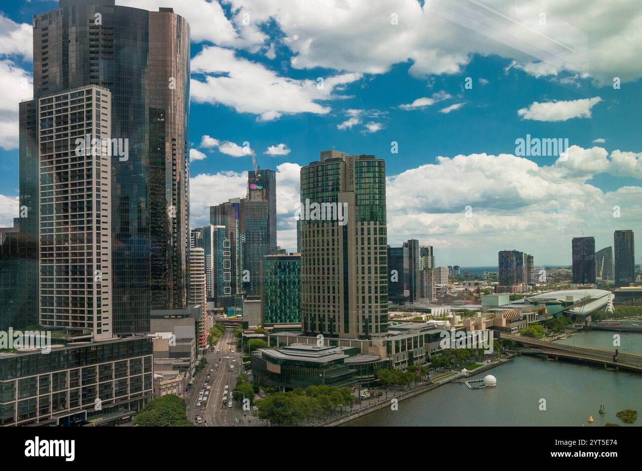 vue panoramique du centre-ville sur le fleuve Yarra en direction de Southbank, Melbourne, Australie Banque D'Images