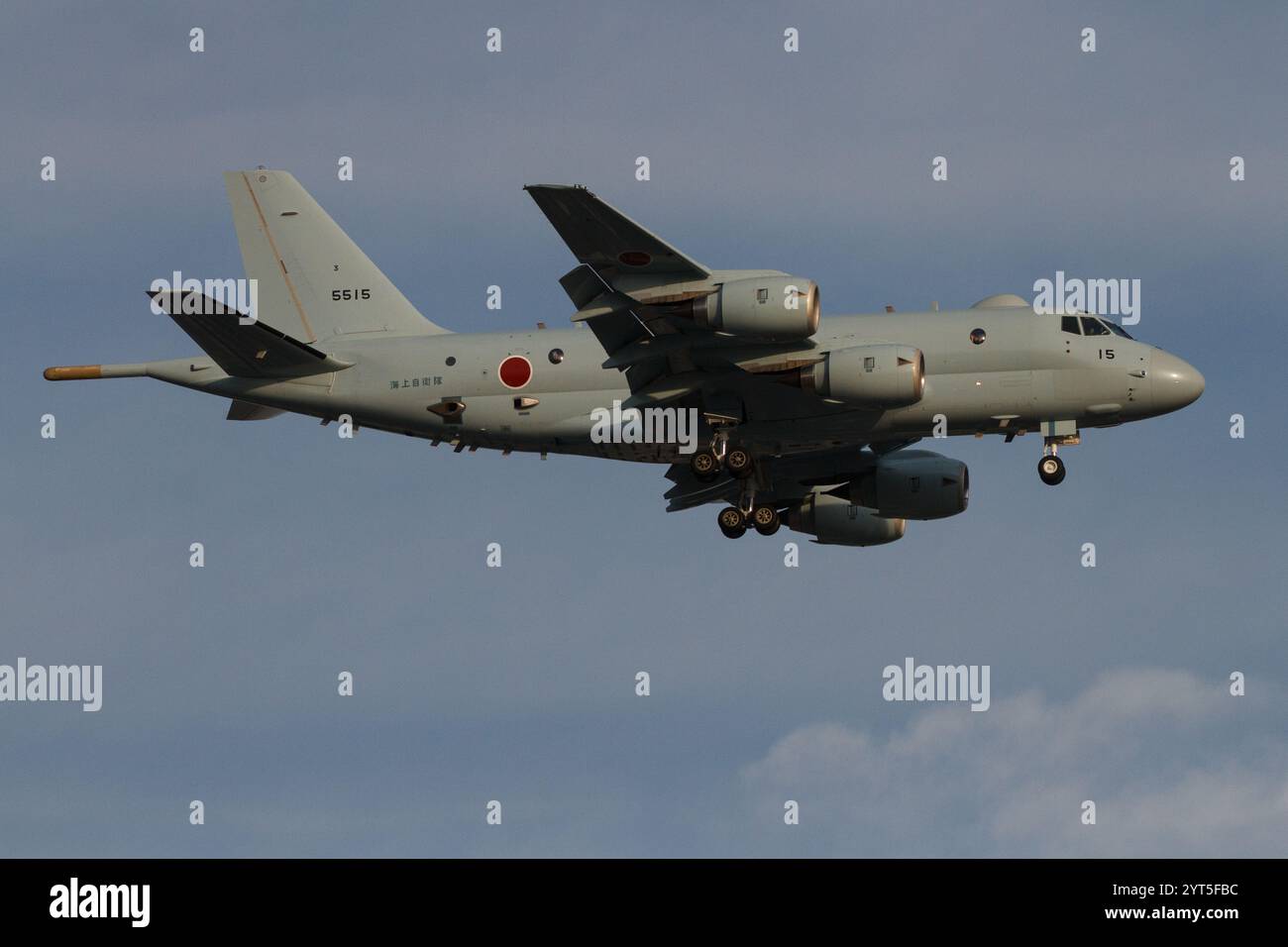 Un avion de patrouille maritime Kawasaki P1 de la Force d'autodéfense maritime japonaise (JMSDF) volant près de la base aérienne NAF Atsugi. Kanagawa, Japon. Banque D'Images