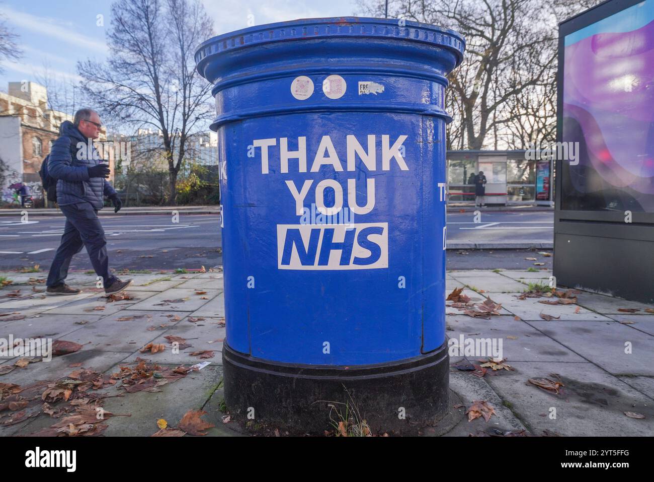 Londres, Royaume-Uni. 6 décembre 2024 Un piéton passe devant une boîte aux lettres peinte en bleu comme un merci au NHS devant l'hôpital St Thomas à Westminster. Le NHS est confronté à un quadruple-demic de santé cet hiver car le nombre de personnes hospitalisées pour la grippe a augmenté de 350%, ce qui met une pression significative sur le NHS en raison de la hausse des cas de grippe et de covid par rapport à l’année dernière crédit. Amer Ghazzal/Alamy Live News Banque D'Images