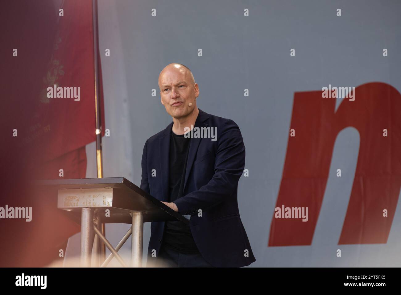 Pelle Dragsted, porte-parole de l’Alliance Rouge-Vert, prononce un discours lors de la célébration de la Journée internationale des travailleurs à Faelledparken. Banque D'Images