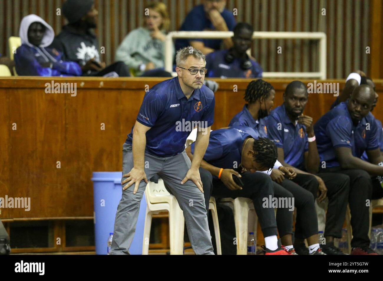 NAIROBI, KENYA - 2 DÉCEMBRE : Kenya Nairobi City Thunder Coach Brad Ibs suit son match contre Uganda City Oilers, Basketball Club pendant l'Afrique Banque D'Images