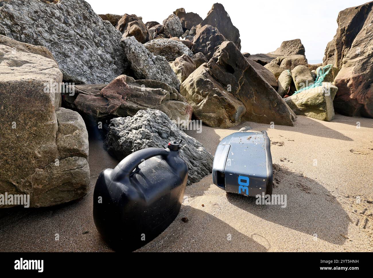 Le Portel (Nord de la France), 15 avril 2024 : canette à gaz et petit moteur de bateau abandonnés par les migrants sur une plage entre la crique de Ningles et le Cap d'Al Banque D'Images