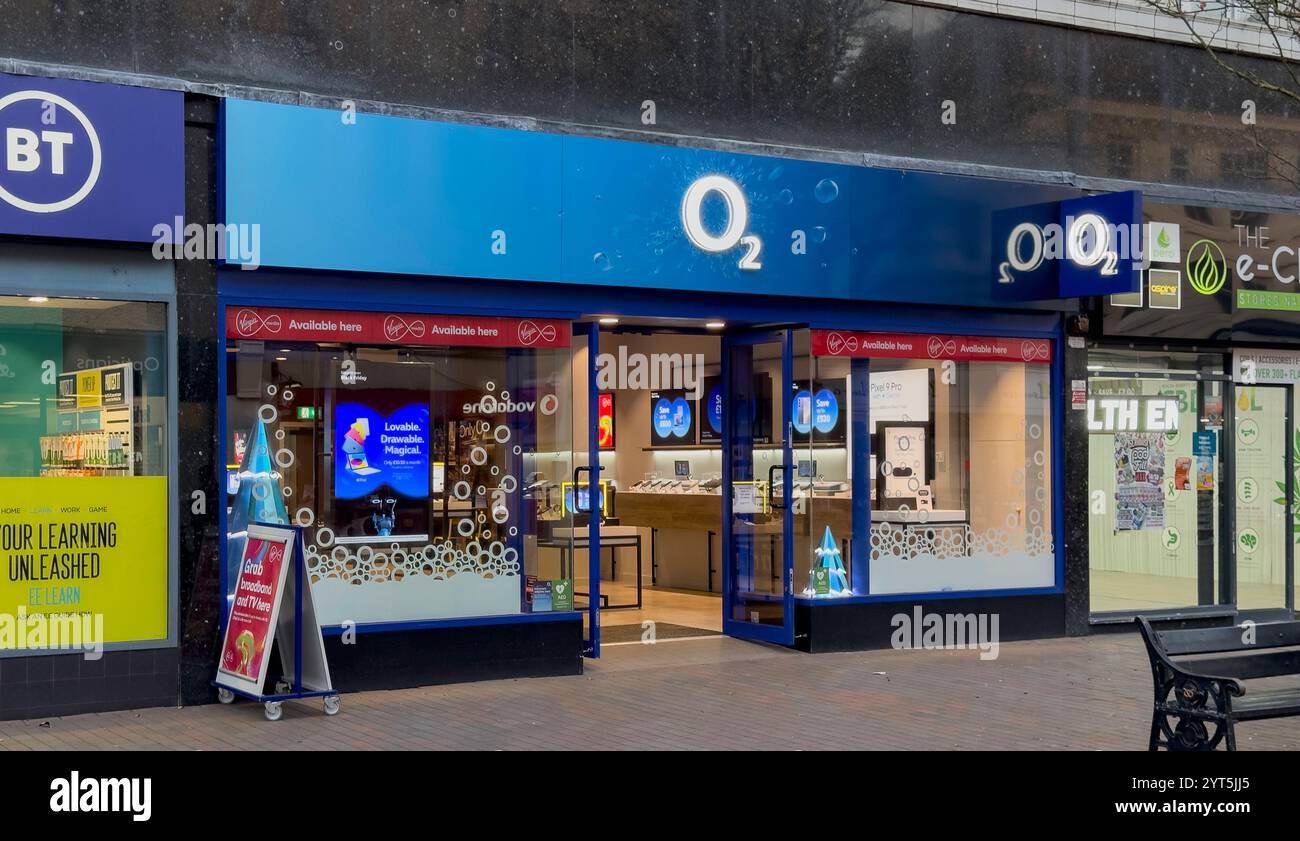 Stafford-Staffordshire-Royaume-Uni 14 novembre 2024 logo O2 blanc et bleu à l'entrée de l'une de leurs nombreuses succursales Banque D'Images