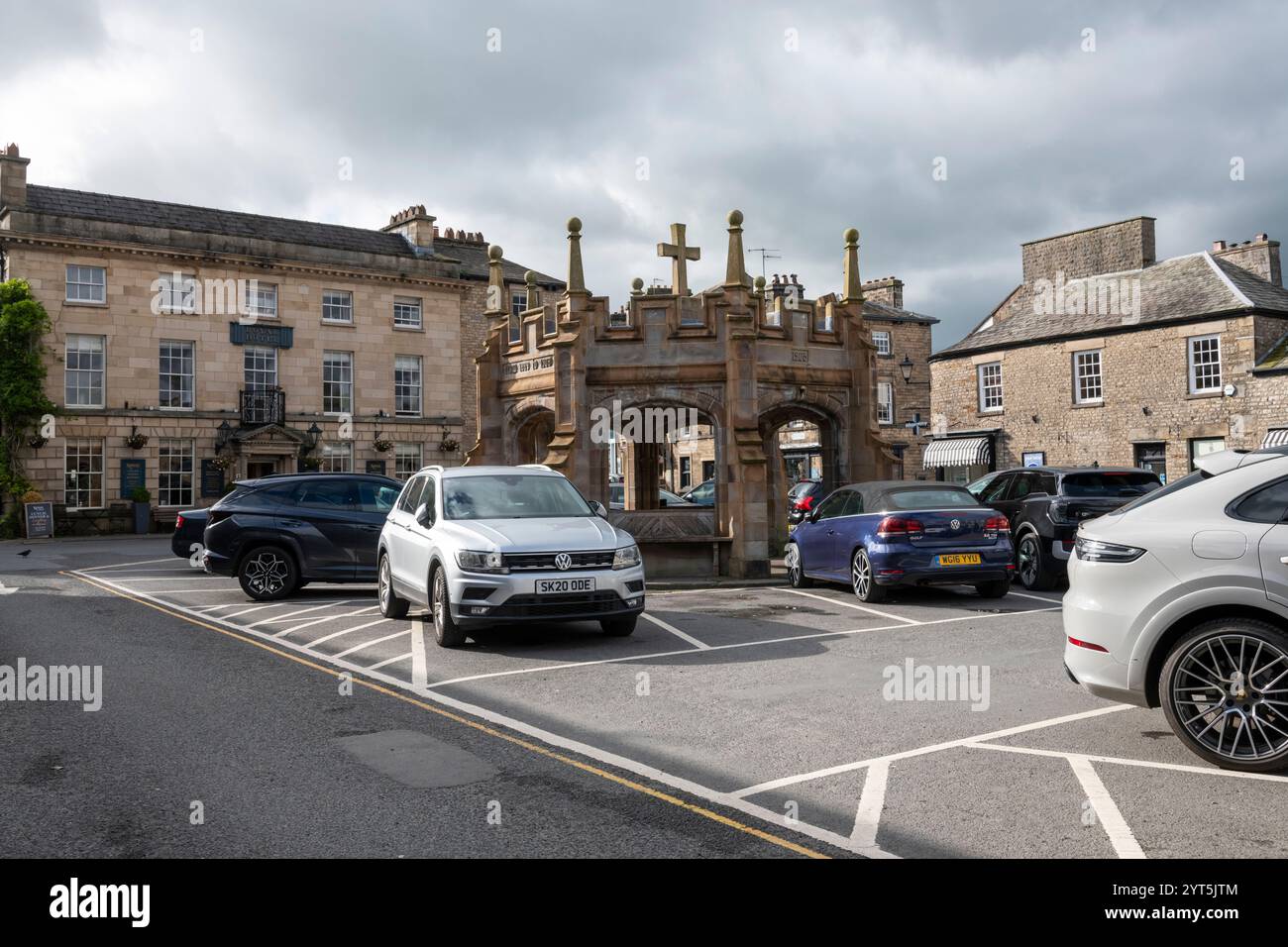 Place du marché dans la vieille ville historique de Kirkby Lonsdale, Cumbria, Angleterre Banque D'Images