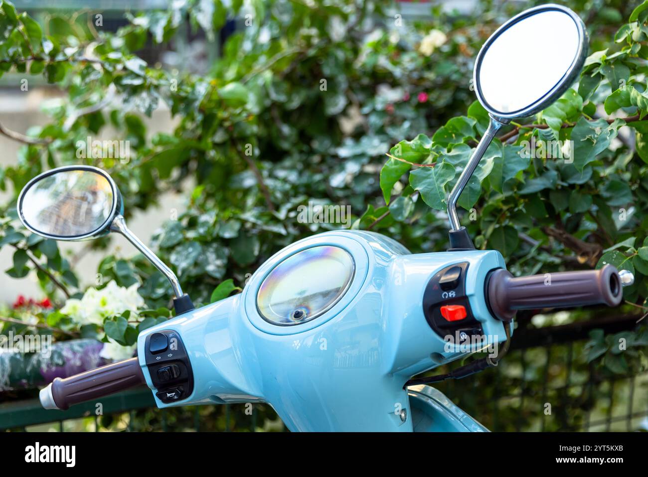 Guidon de scooter bleu vintage avec compteur de vitesse et miroirs Banque D'Images