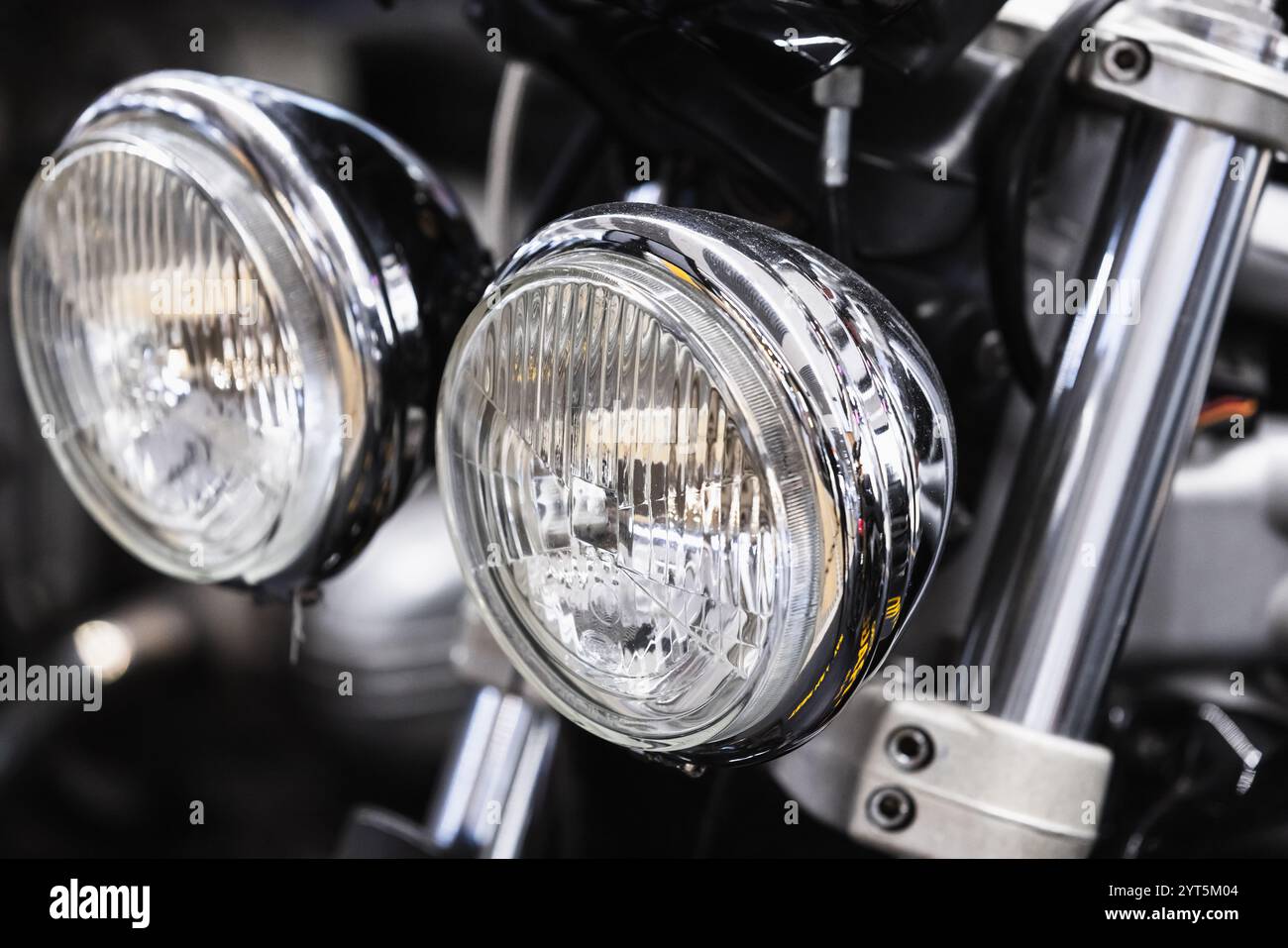 Phares avant ronds d'une moto de route noire brillante, photo gros plan avec flou sélectif Banque D'Images