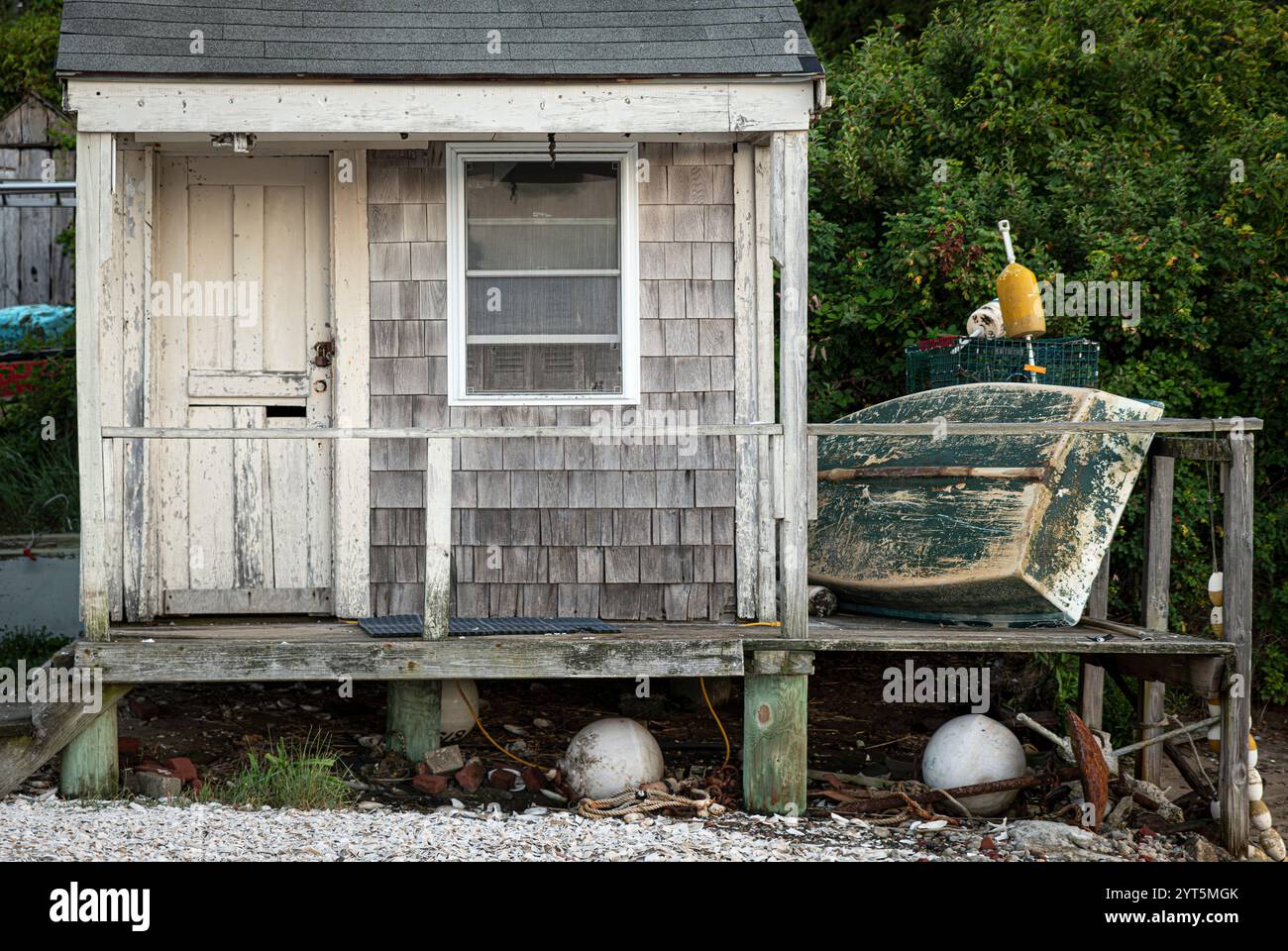 Cabane de pêche rustique et engins, Chatham, Massachusetts, États-Unis. Banque D'Images