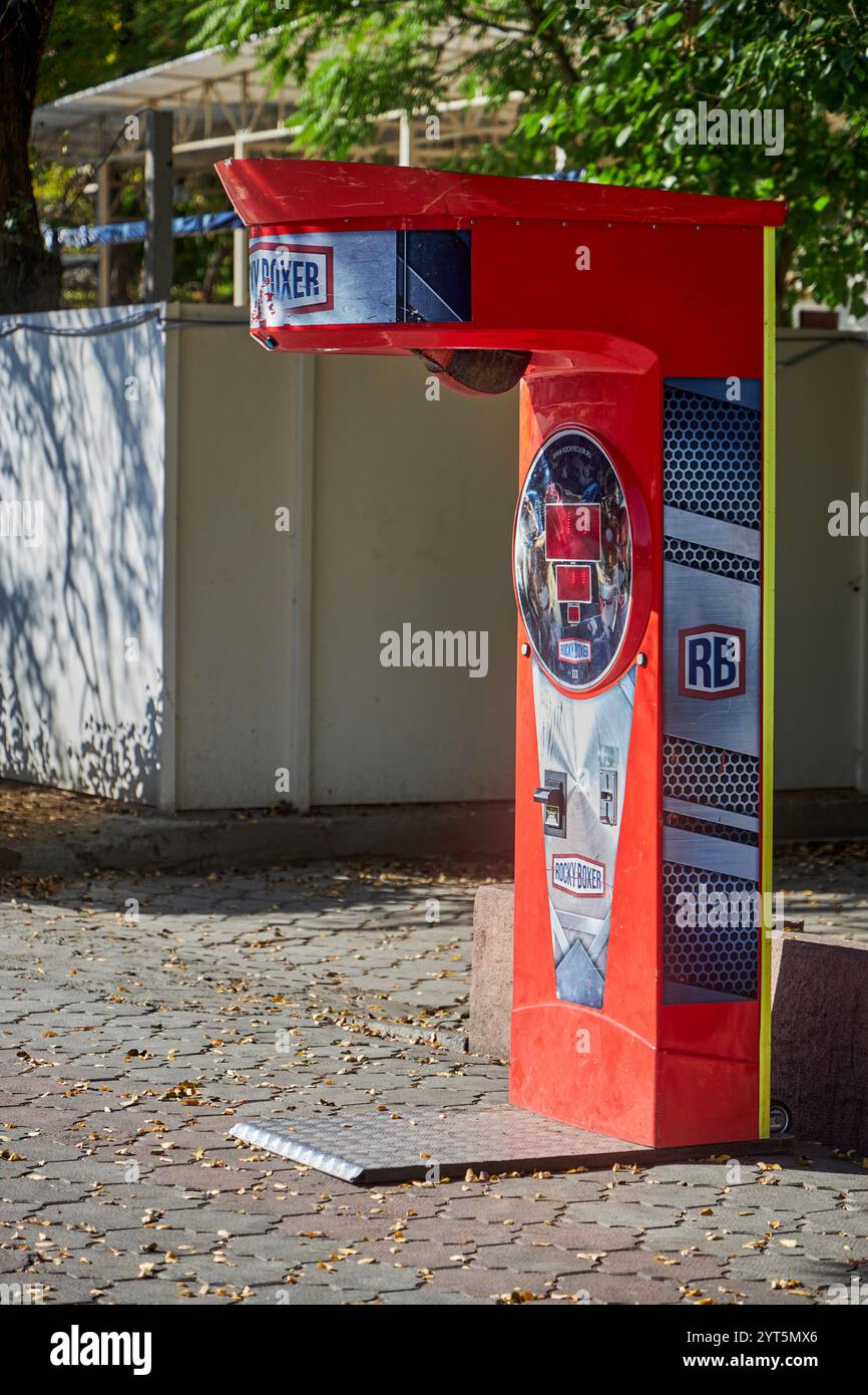 Attraction extérieure, machine de divertissement pour mesurer la force d'impact de la main dans un parc de la ville. Mesureurs de force rouge de BOXER ROCHEUX. attractions sportives. Vendi Banque D'Images