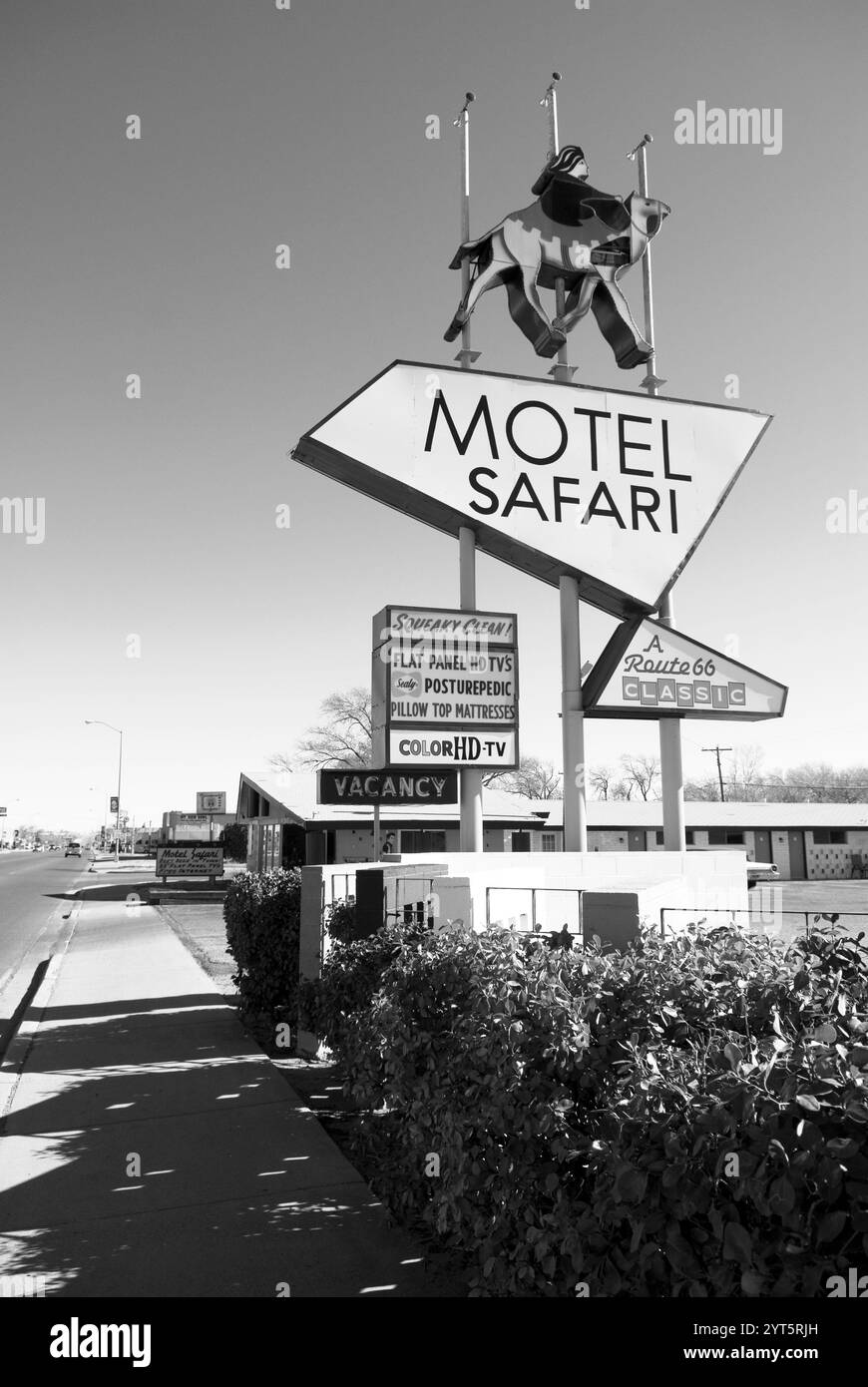 Boutique Tipee Curios à Tucumcari, Nouveau-Mexique, États-Unis, une attraction nostalgique en bord de route sur l'historique route 66, avec une signalisation vintage vibrante. Banque D'Images
