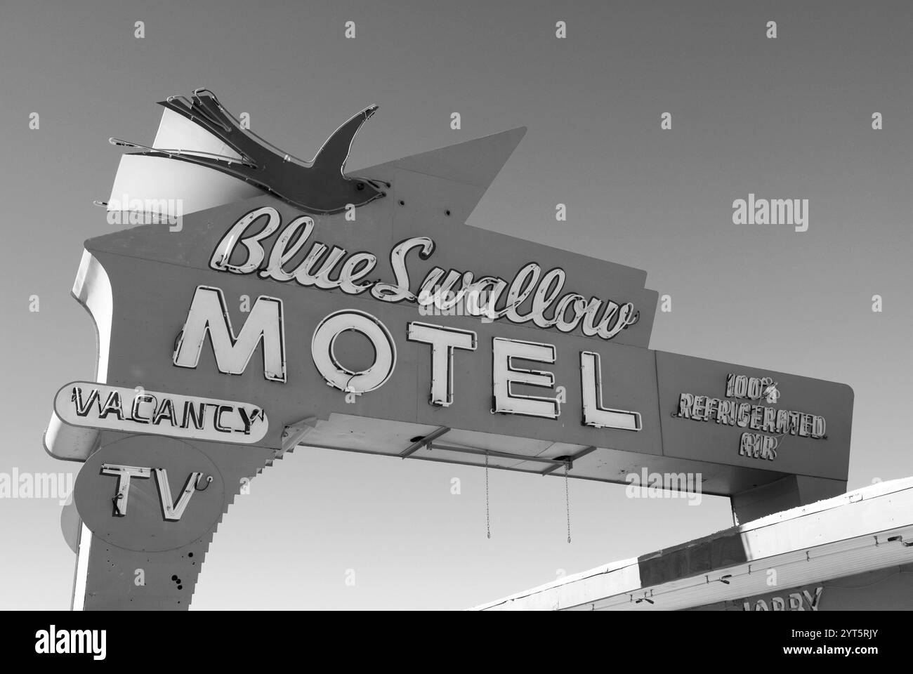 Emblématique enseigne au néon Blue Swallow Motel qui brille au crépuscule à Tucumcari, Nouveau-Mexique, un arrêt célèbre sur la route historique 66, États-Unis. Banque D'Images