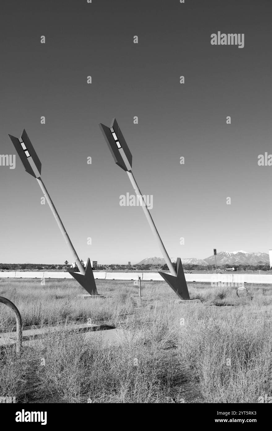 Twin Arrows Trading Post, un monument historique de la route 66 avec deux flèches géantes emblématiques, se trouve altérées et abandonnées près de l'Interstate 40 en Arizona. Banque D'Images