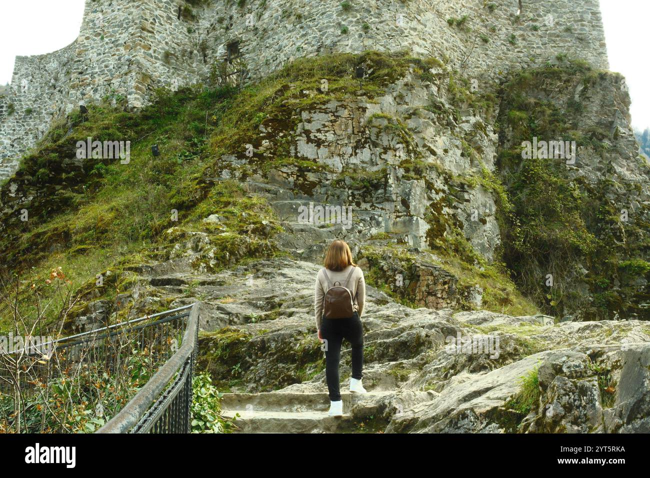 Une femme explore un bâtiment de château du passé Banque D'Images Une femme explore un bâtiment de château du passé Banque D'Images