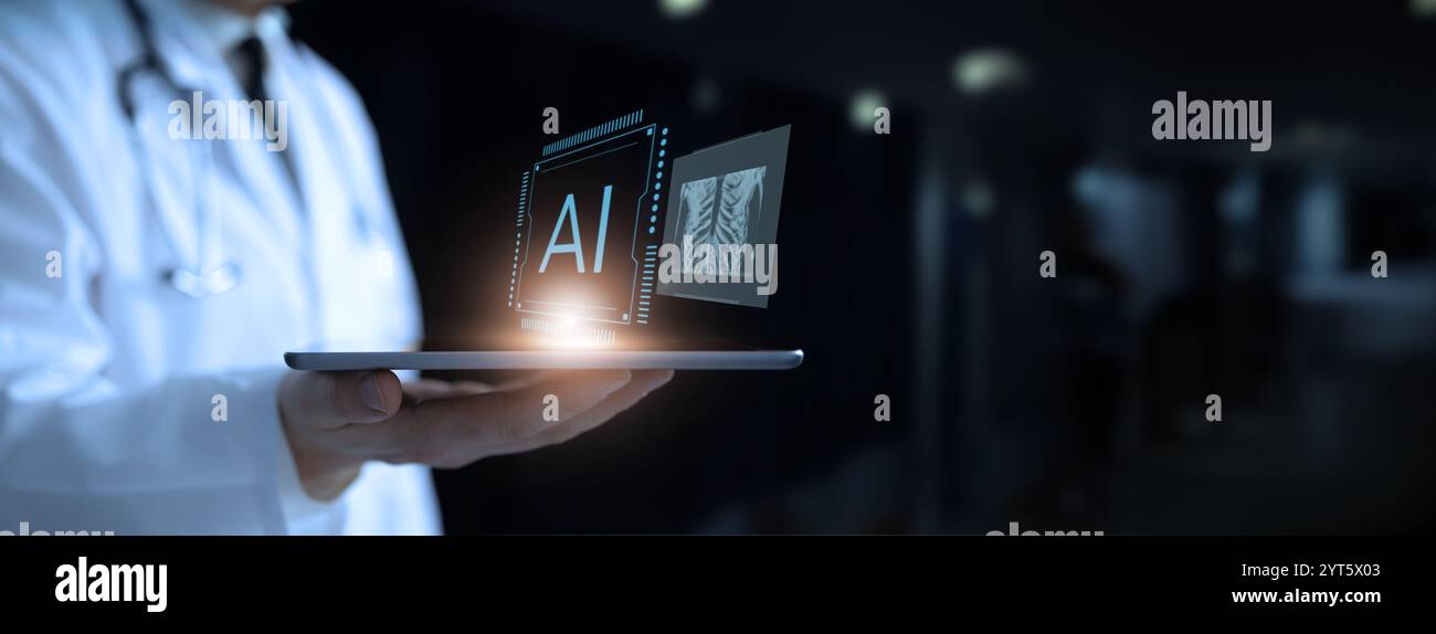 Un médecin tient une tablette, projetant un hologramme de la zone thoracique et une icône ai, effectuant une détection et une analyse avancées des cellules cancéreuses. Représente innov Banque D'Images