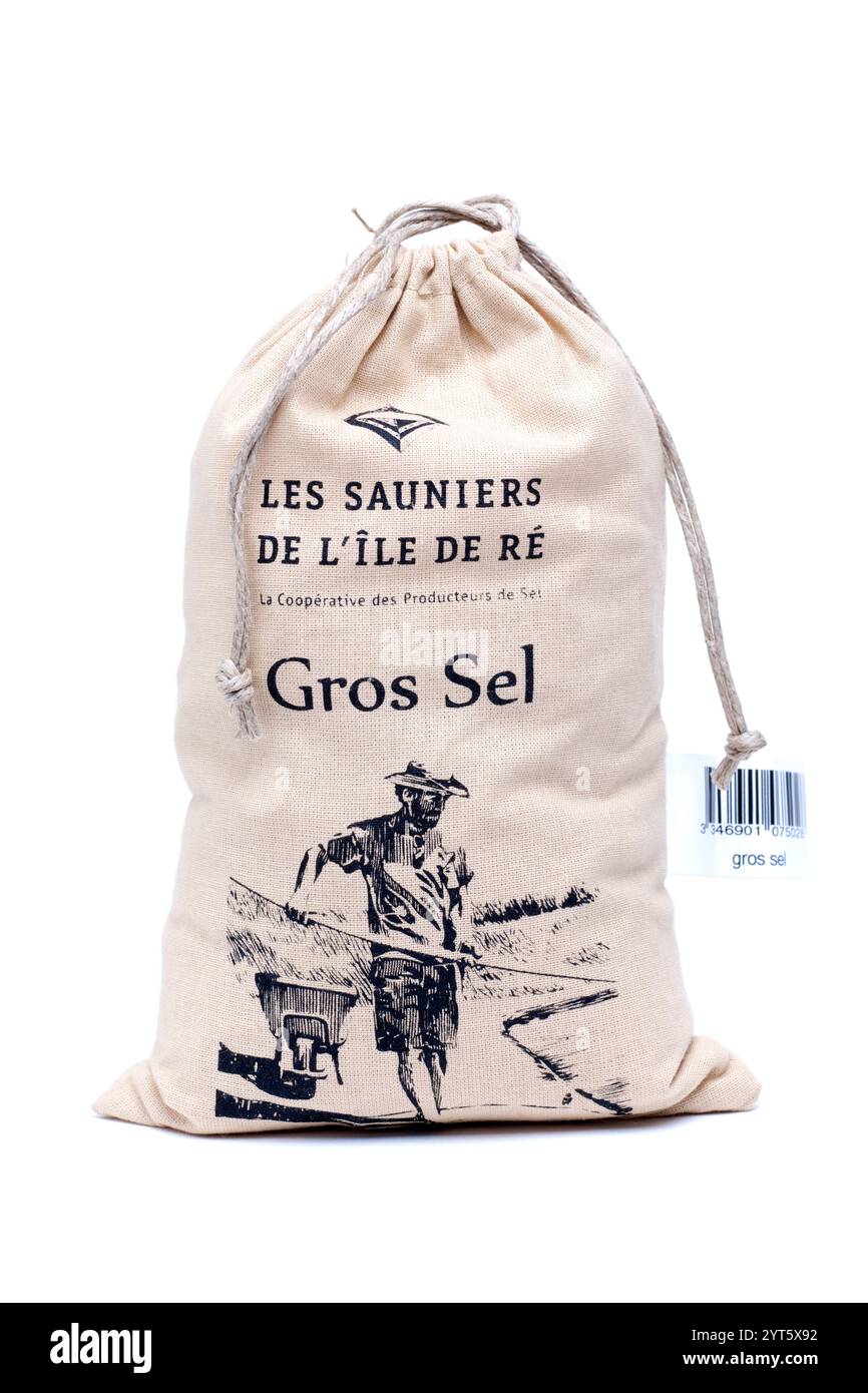 Toile de sel grossier dans un sac 750g sur un fond blanc Banque D'Images