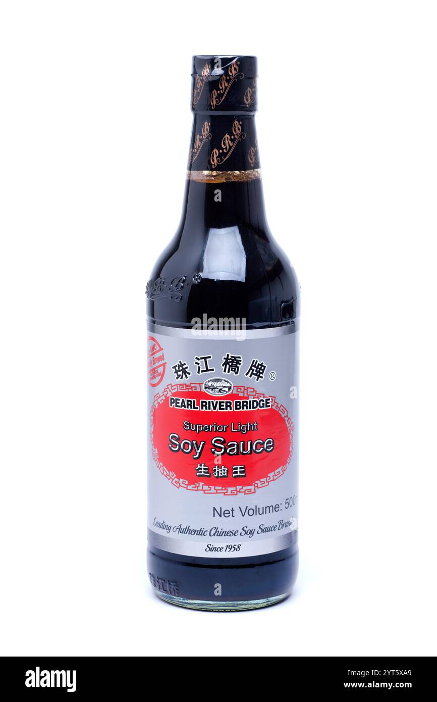 Bouteille de sauce soja légère supérieure Pearl River Bridge sur fond blanc Banque D'Images