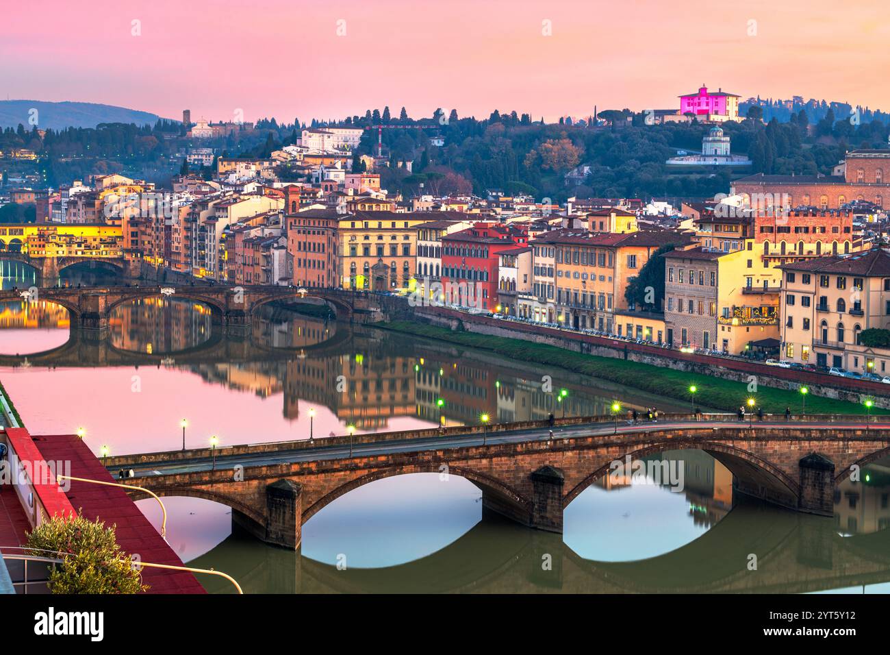 Vue sur le toit de Florence, Italie sur le fleuve Arno. Banque D'Images