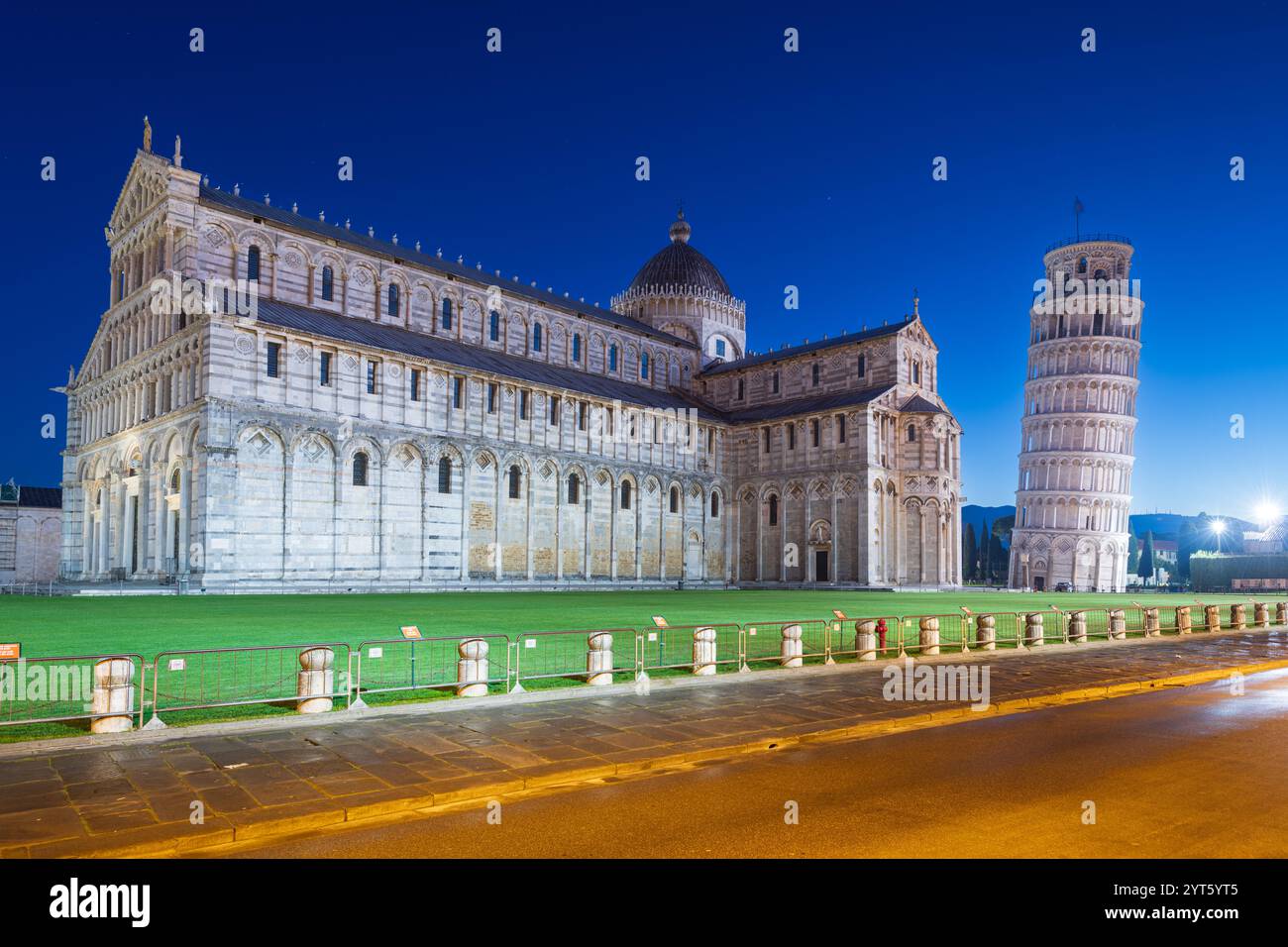 PISE, ITALIE - 17 DÉCEMBRE 2021 : la Tour penchée de Pise sur la place des miracles à l'heure bleue. Banque D'Images
