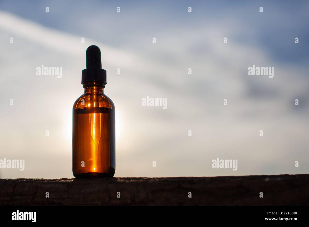 Bouteille Amber silhouette sur Soft Sky Banque D'Images