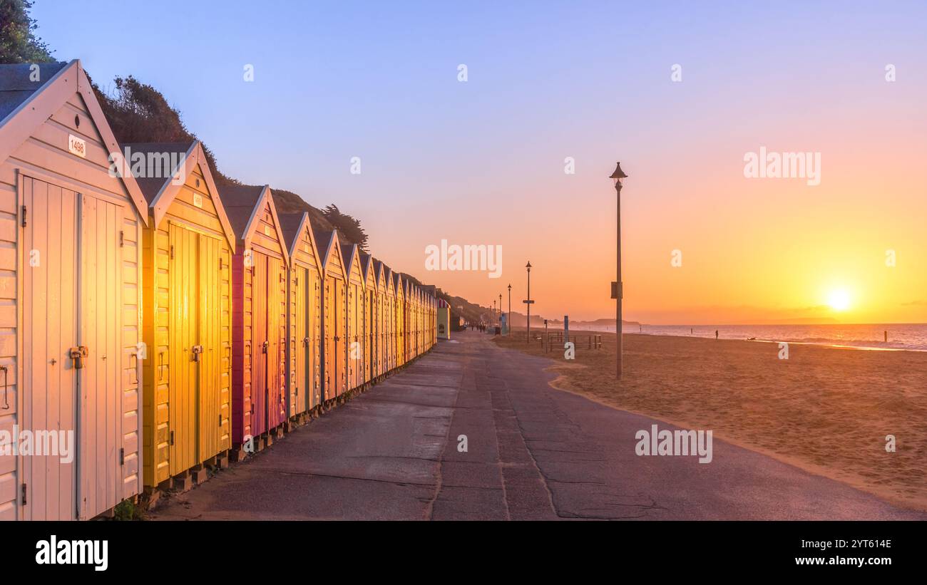 Cabanes de plage sur la plage de Southbourne au lever du soleil Banque D'Images