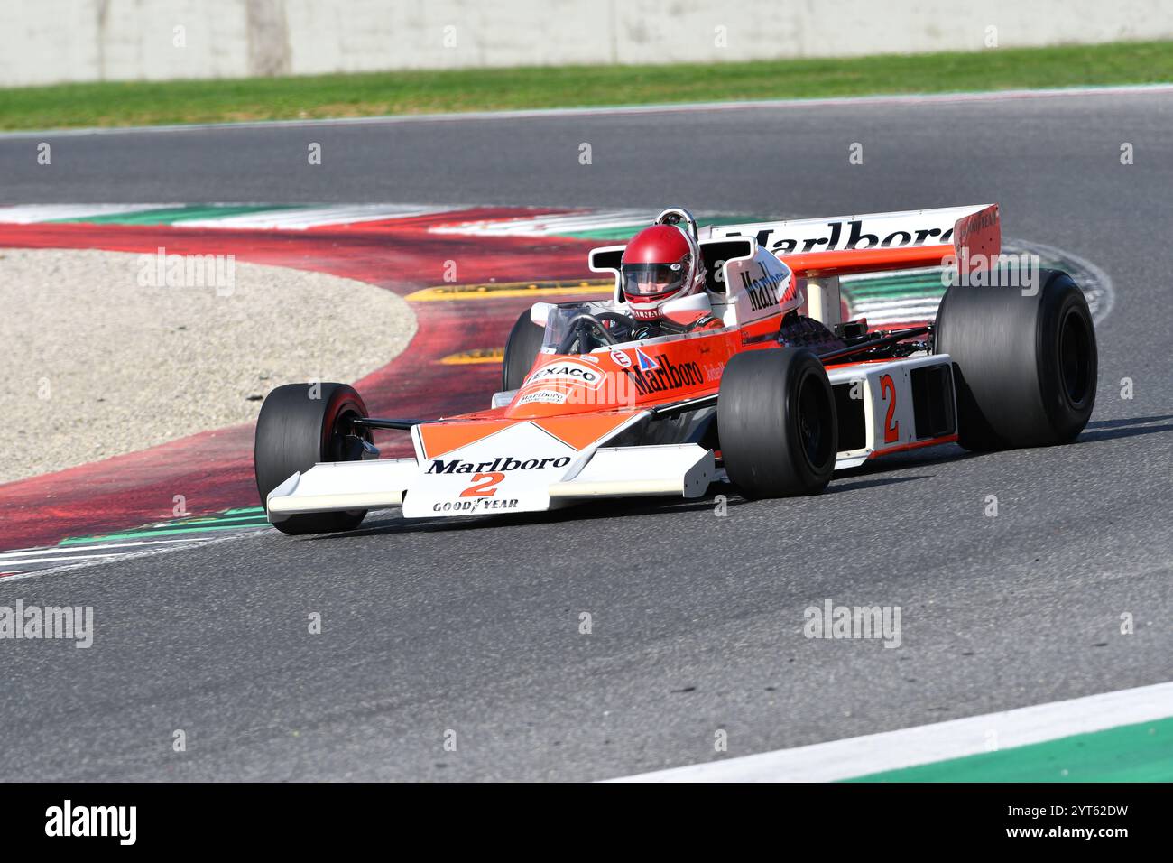 Scarperia, Italie - 12 octobre 2024 : McLaren M23 de l'année 1976 ex Johen Mass et James Hunt conduisent par inconnu en action pendant la séance d'entraînement à Muge Banque D'Images