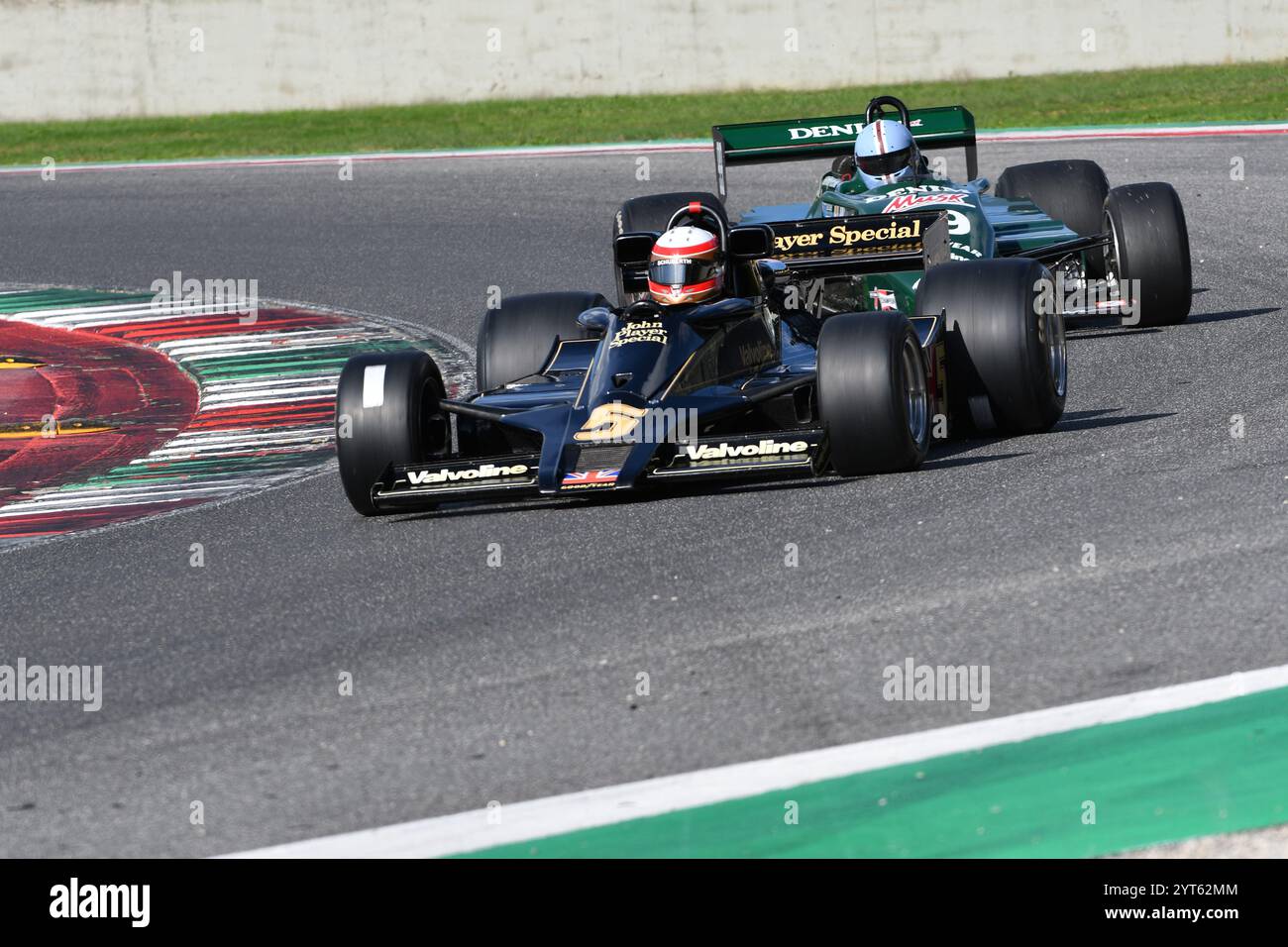 Scarperia, Italie - 12 octobre 2024 : Lotus 78 de l'année 1977 ex Gunnar Nilsson et Mario Andretti conduisent par inconnu en action pendant la séance d'entraînement à Banque D'Images
