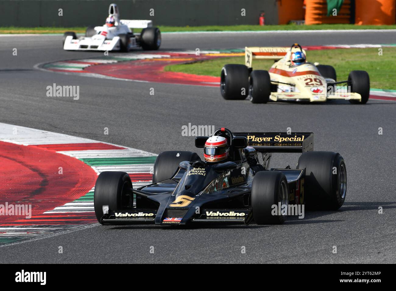 Scarperia, Italie - 12 octobre 2024 : Lotus 78 de l'année 1977 ex Gunnar Nilsson et Mario Andretti conduisent par inconnu en action pendant la séance d'entraînement à Banque D'Images