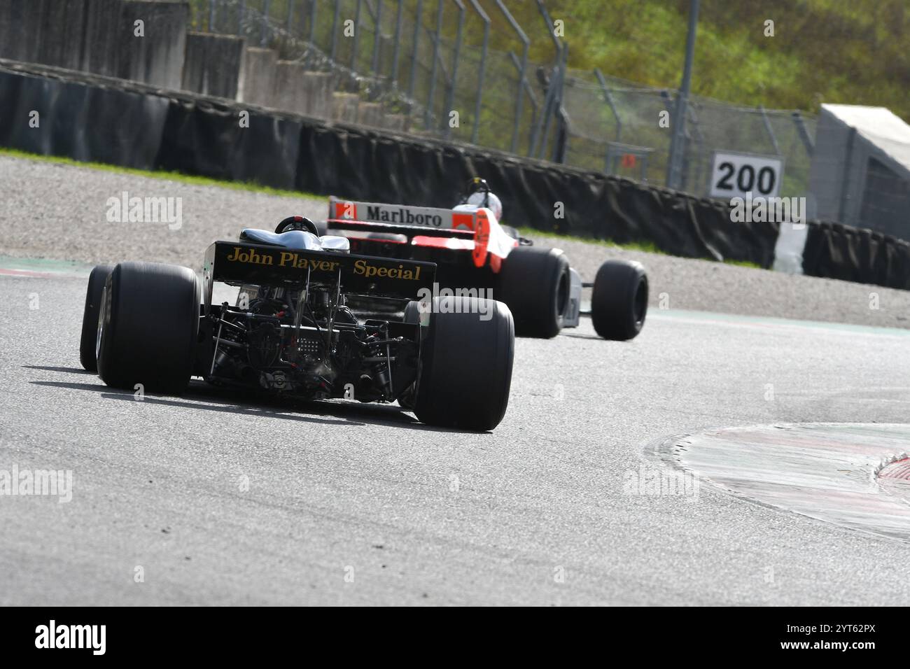Scarperia, Italie - 12 octobre 2024 : Lotus 78 de l'année 1977 ex Gunnar Nilsson et Mario Andretti conduisent par inconnu en action pendant la séance d'entraînement à Banque D'Images