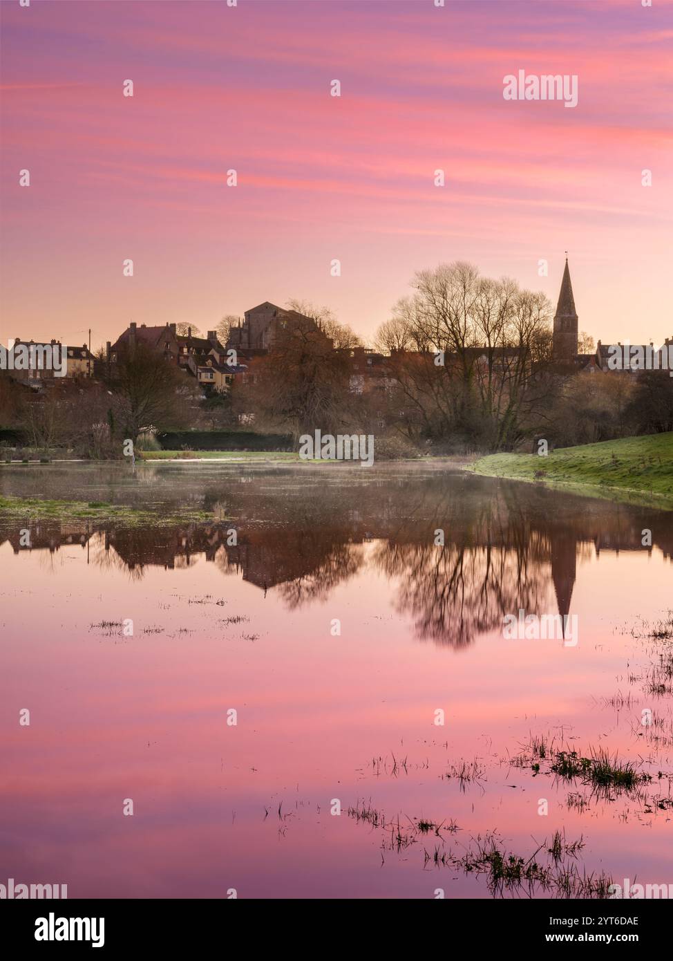 Après de fortes pluies, les eaux de crue coulent sur la prairie à côté de la rivière Avon à Malmesbury, Wiltshire, fournissant une image miroir de l'aube colorée Banque D'Images