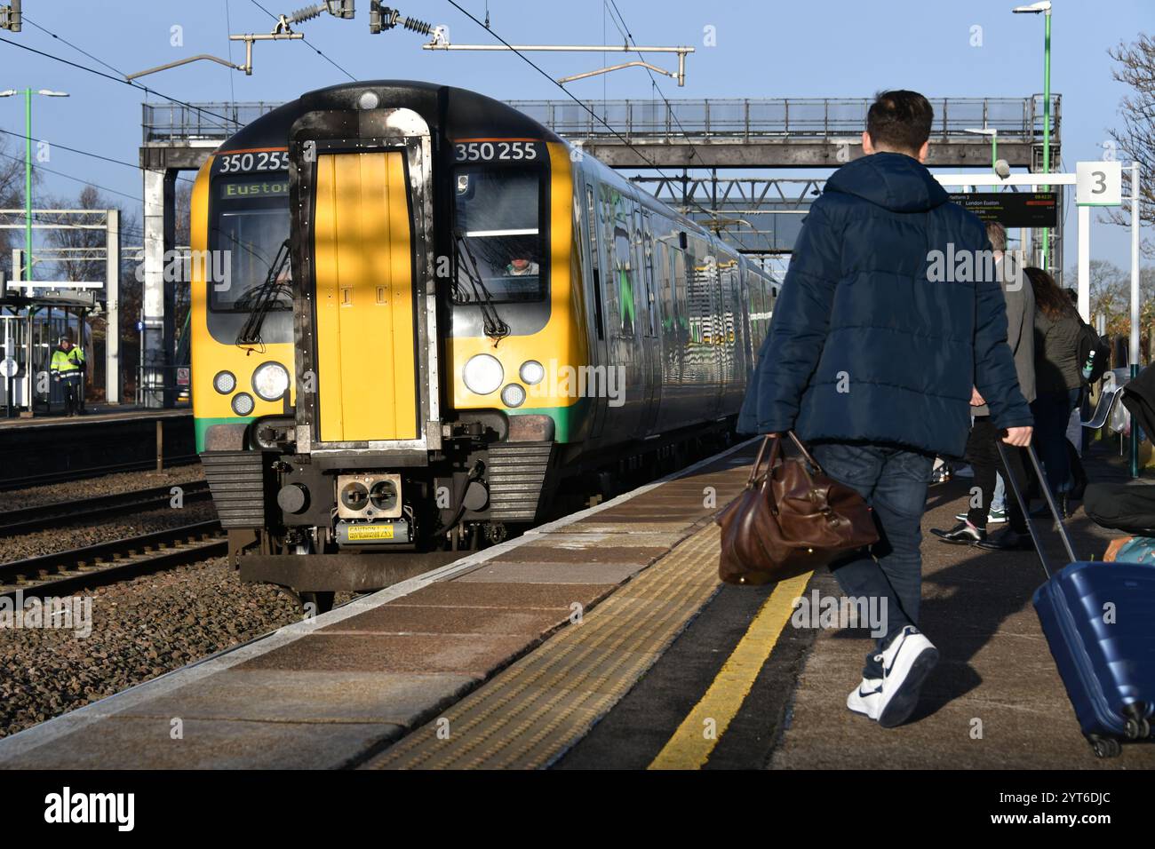 Les passagers de Rugeley Trent Valley attendent l'arrivée du Crewe à destination de London Euston à 09h13 fourni par London Northwestern Railway. Banque D'Images