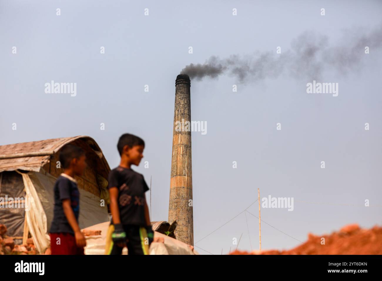 Keraniganj, Bangladesh. 6 décembre 2024. L'émission d'énormes quantités d'éléments toxiques par les fours à briques cause de graves risques pour la santé des travailleurs et des personnes vivant dans les zones environnantes qui souffrent le plus de problèmes respiratoires ou cutanés, à Keraniganj, près de Dhaka, Bangladesh, le 6 décembre, 2024. (crédit image : © Suvra Kanti Das/ZUMA Press Wire/Alamy Live News) USAGE ÉDITORIAL SEULEMENT! Non destiné à UN USAGE commercial ! Banque D'Images