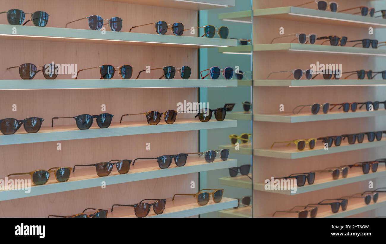 Étagères Storefront de diverses lunettes de soleil modernes dans le magasin de détail. Présentoir plein de lunettes de soleil. Tenez-vous debout avec des lunettes de soleil. Lunettes de soleil tendance à la mode Banque D'Images