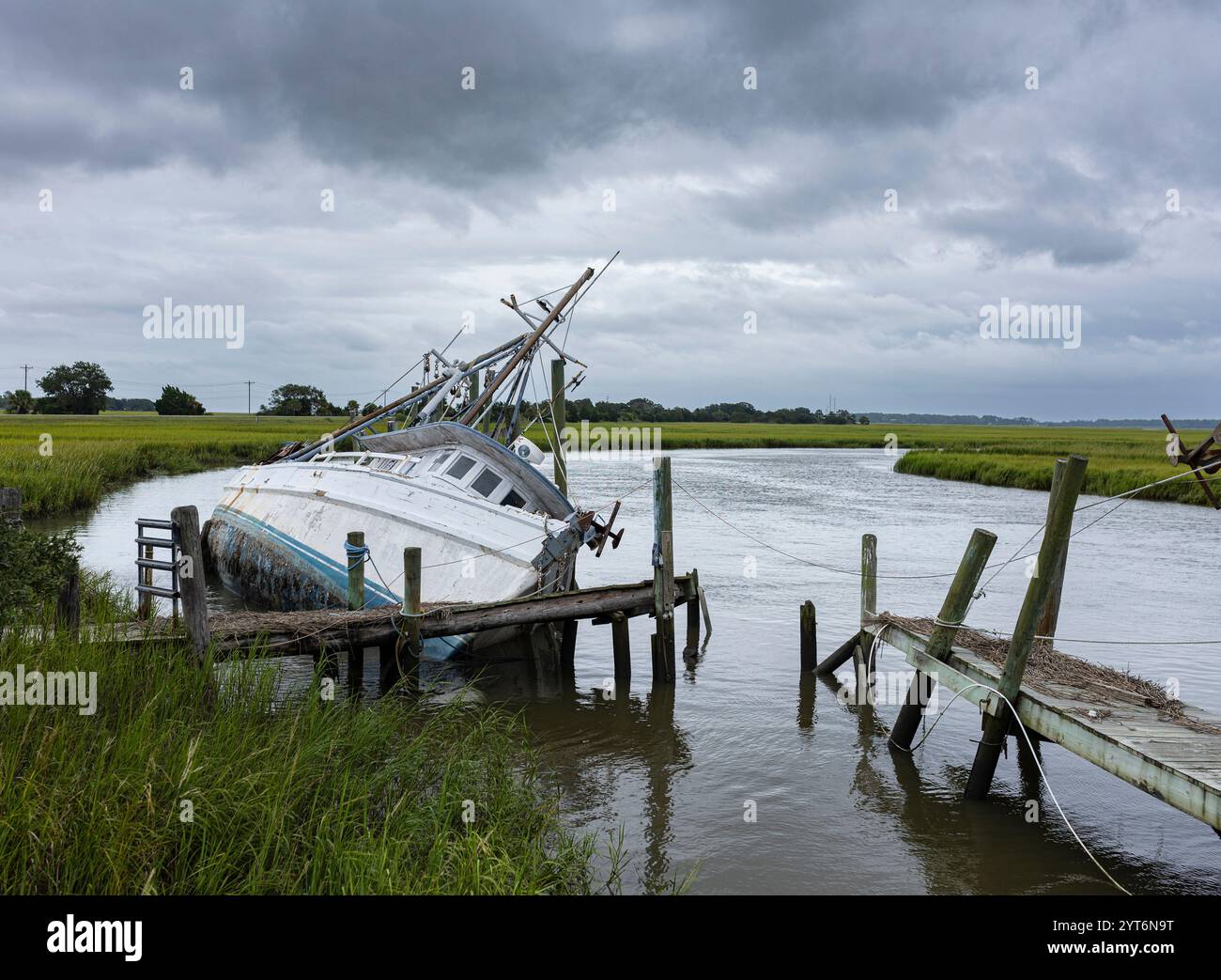 Un crevettier partiellement coulé se trouve sur le quai près de Beaufort, Caroline du Sud. Banque D'Images