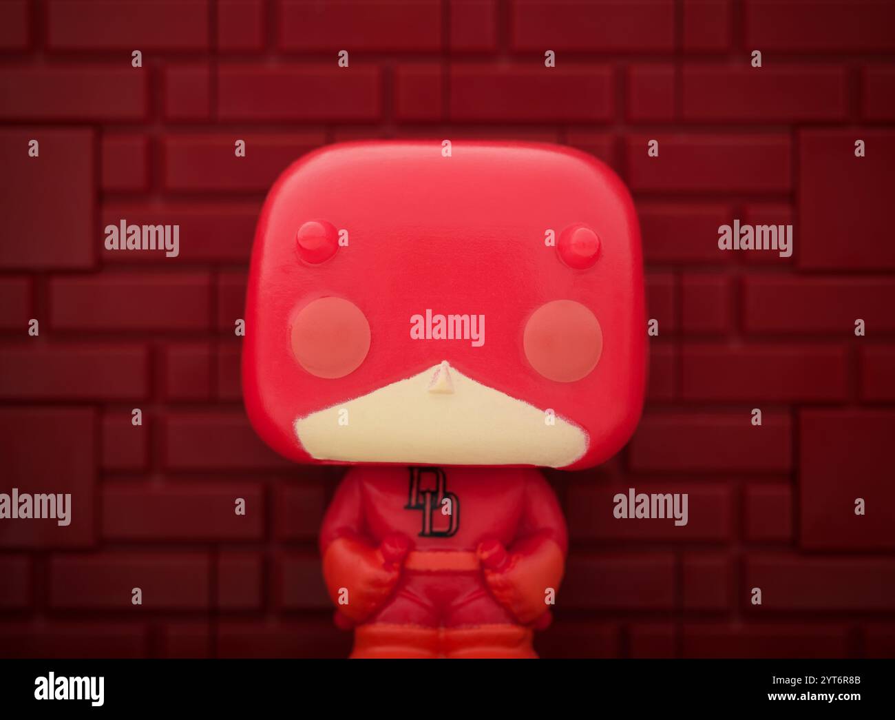 Tambov, Fédération de Russie - 23 août 2024 Daredevil Funko POP Mini Vinyl figure sur un fond de mur de briques rouges. Banque D'Images