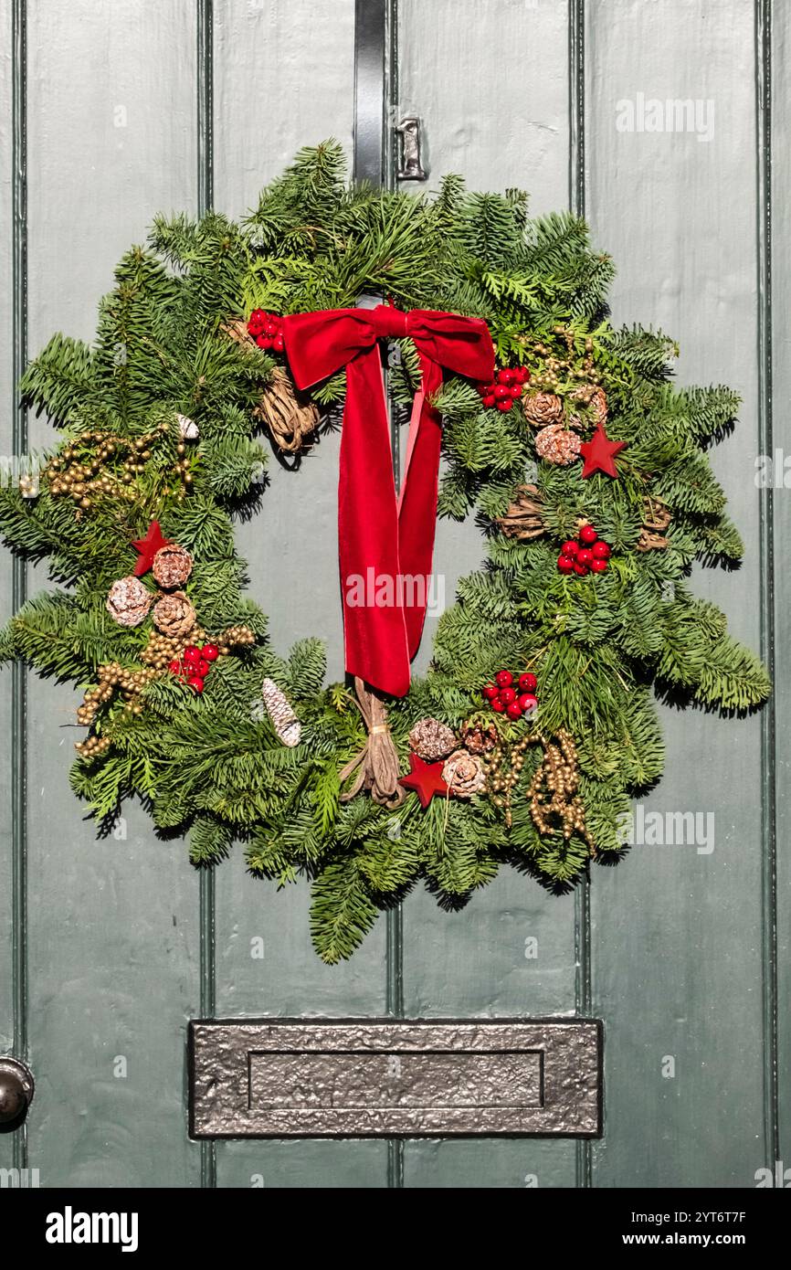 Couronnes de Noël sur les portes d'entrée dans le village wiltshire de Lacock UK Cottage Door Banque D'Images